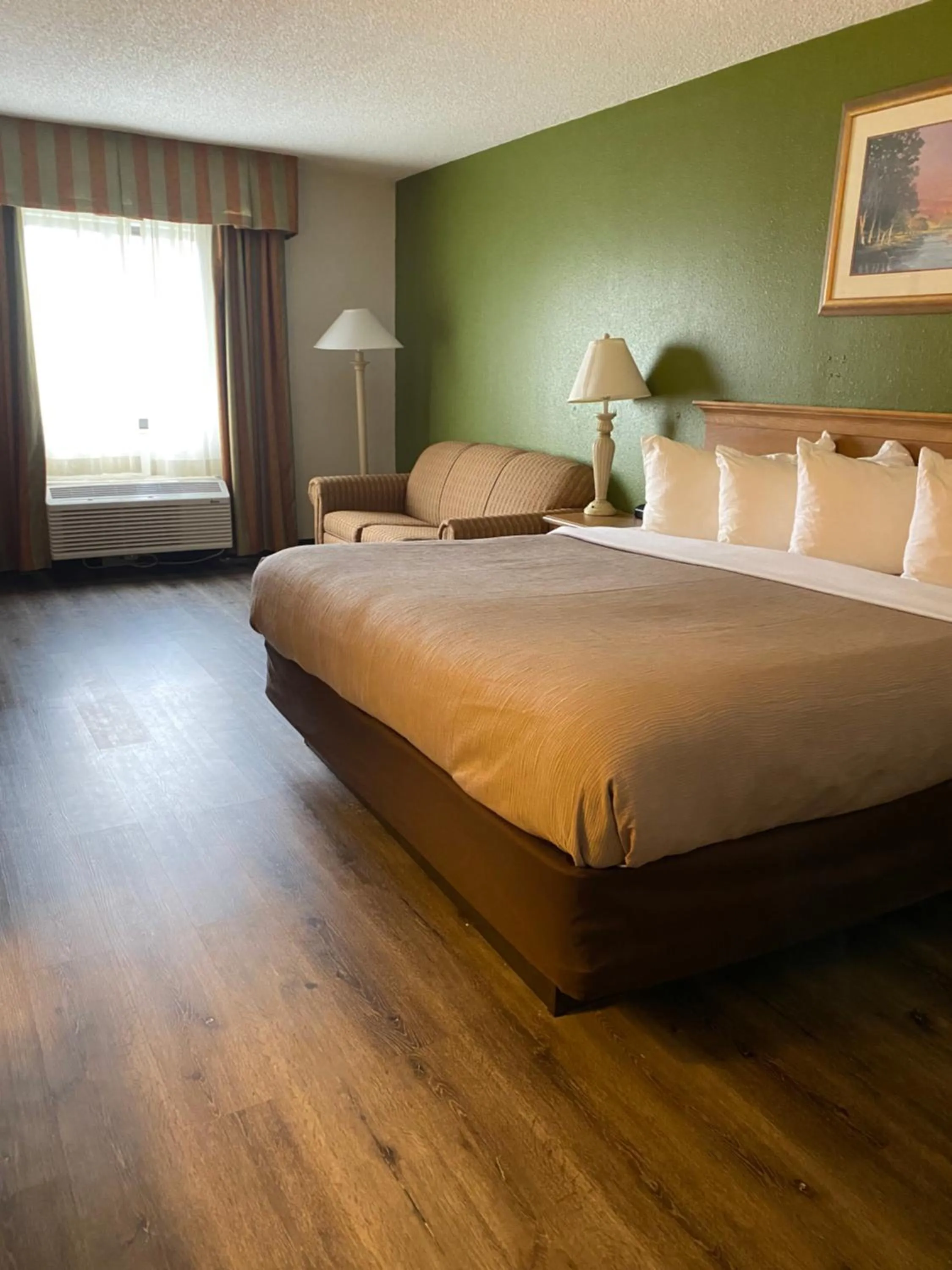 Bedroom, Bed in Quality Inn Perrysburg - Toledo South