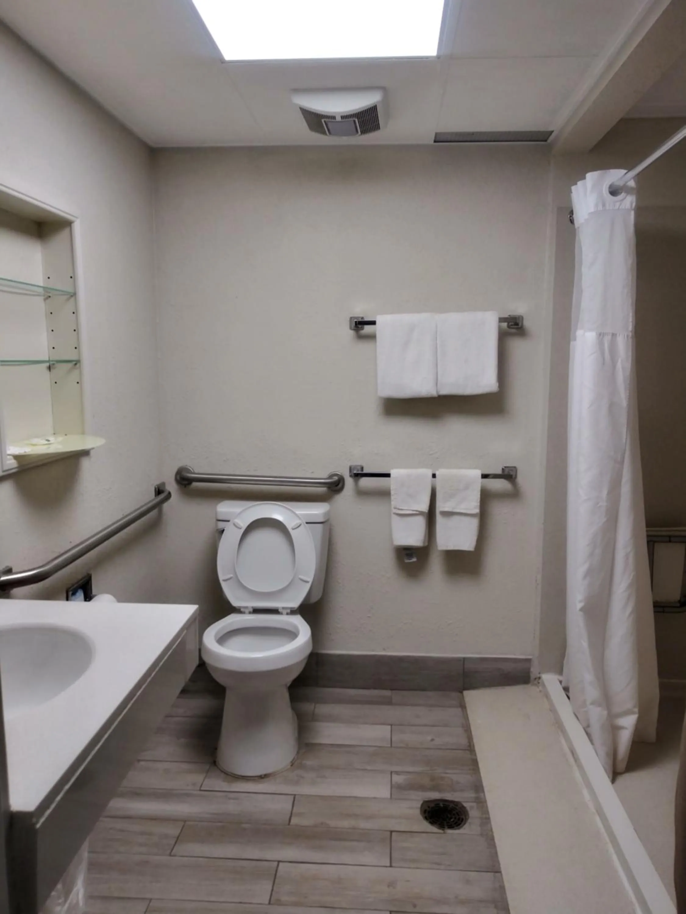 Shower in Quality Inn Perrysburg - Toledo South