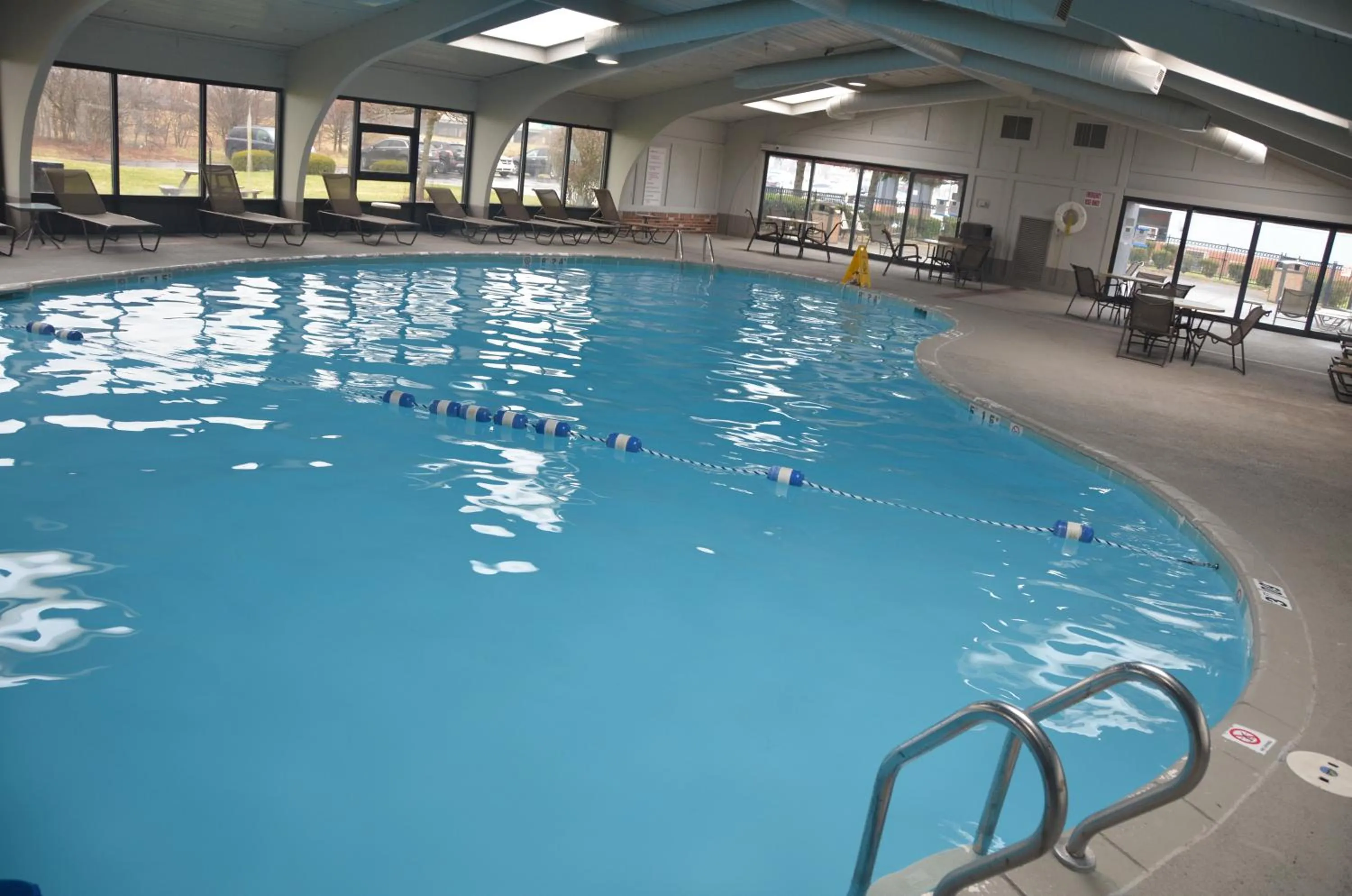 Swimming pool in Quality Inn Perrysburg - Toledo South
