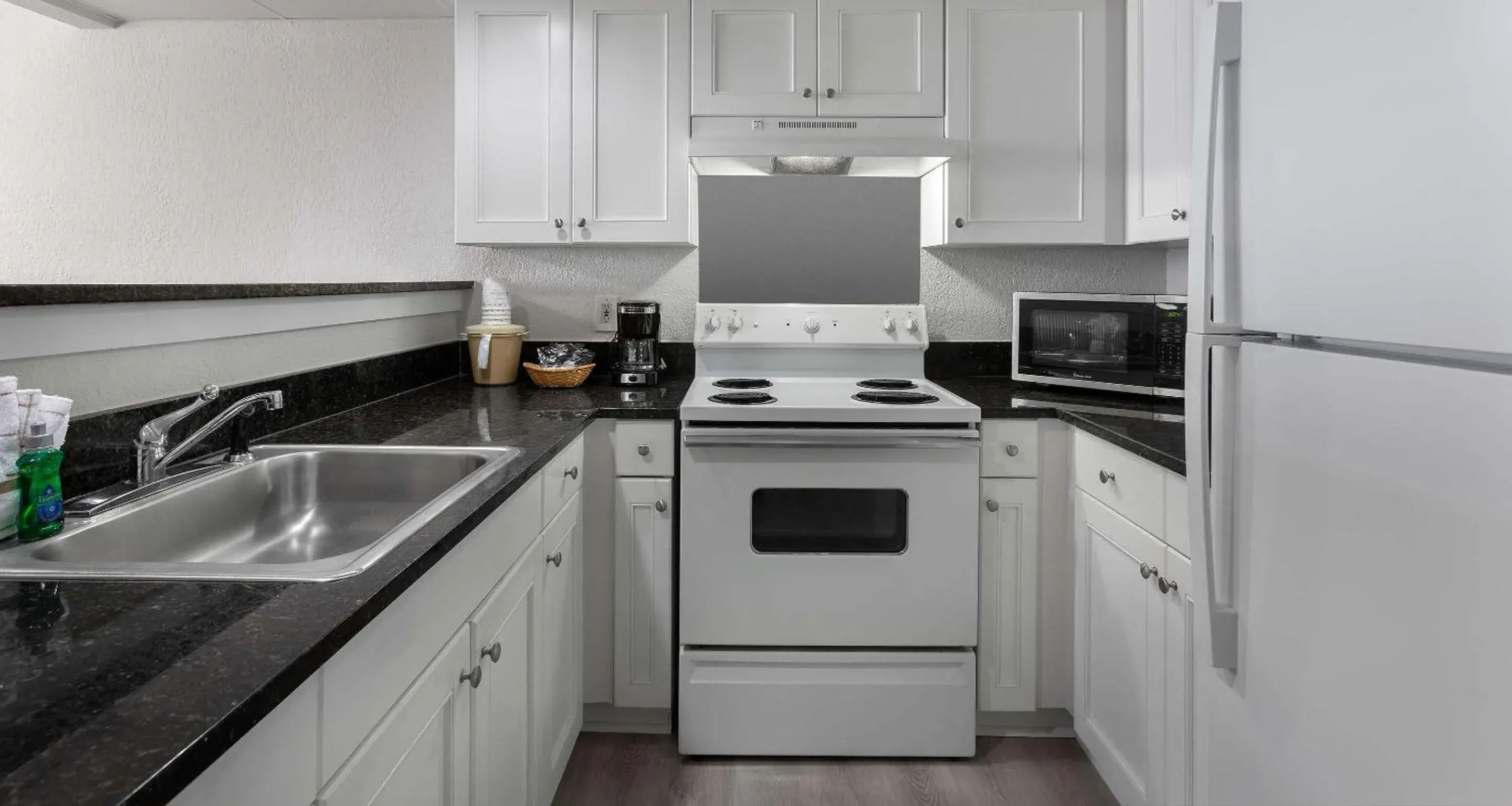 Queen Room with Kitchen - Non-Smoking/Oceanfront in Best Western Ocean Sands Beach Resort Queen Room with Kitchen - Non-Smoking/Oceanfront in Best Western Ocean Sands Beach Resort