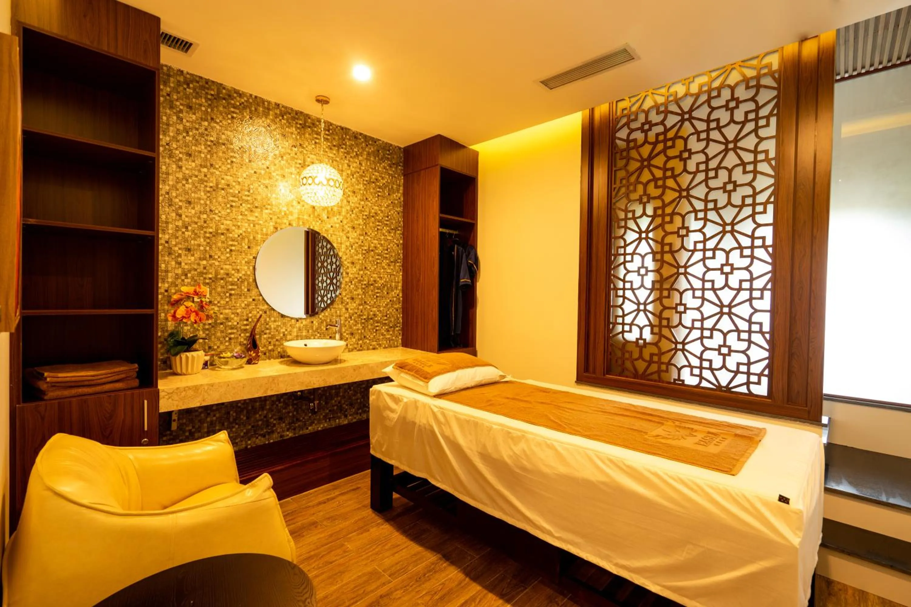 Massage, Bed in Eagle Hotel