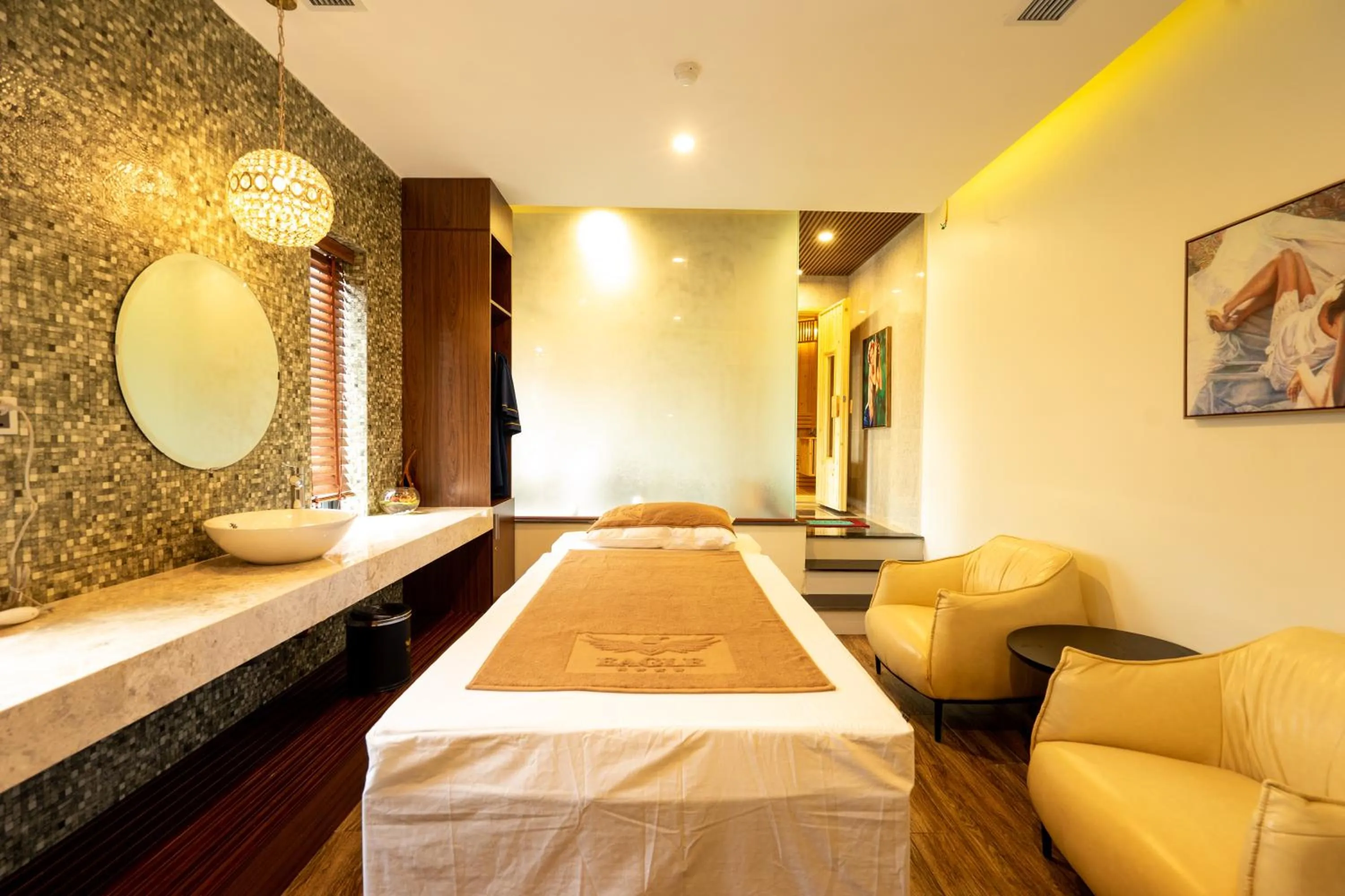 Massage, Bed in Eagle Hotel