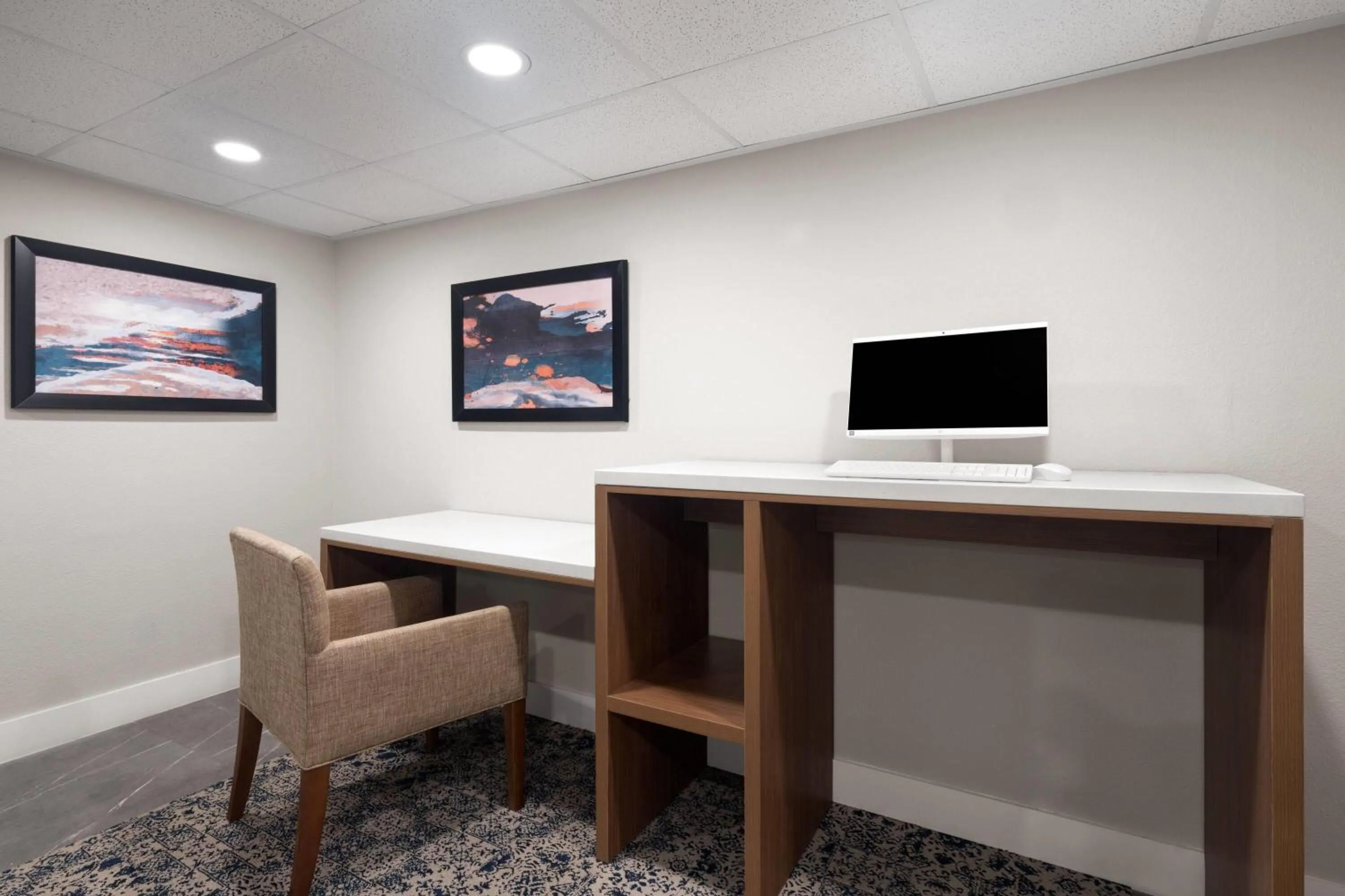 Business facilities in La Quinta Inn & Suites by Wyndham Myrtle Beach