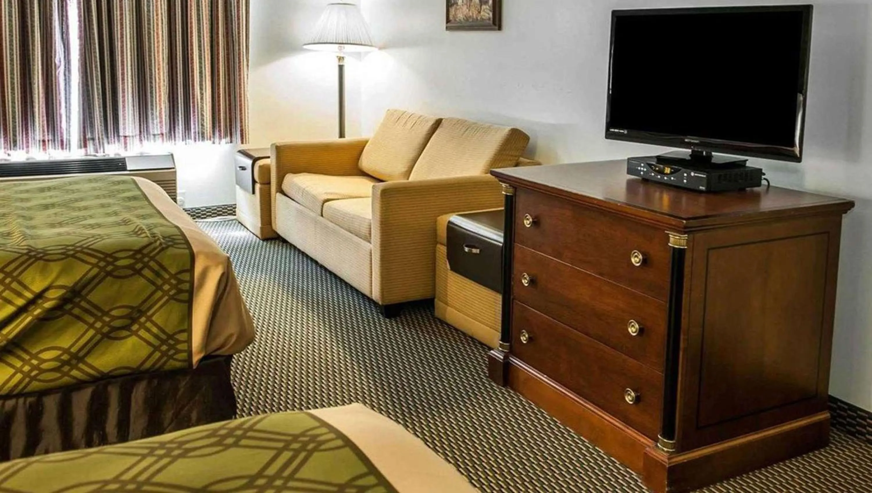 Photo of the whole room, Bed in Royal Inn Rockville