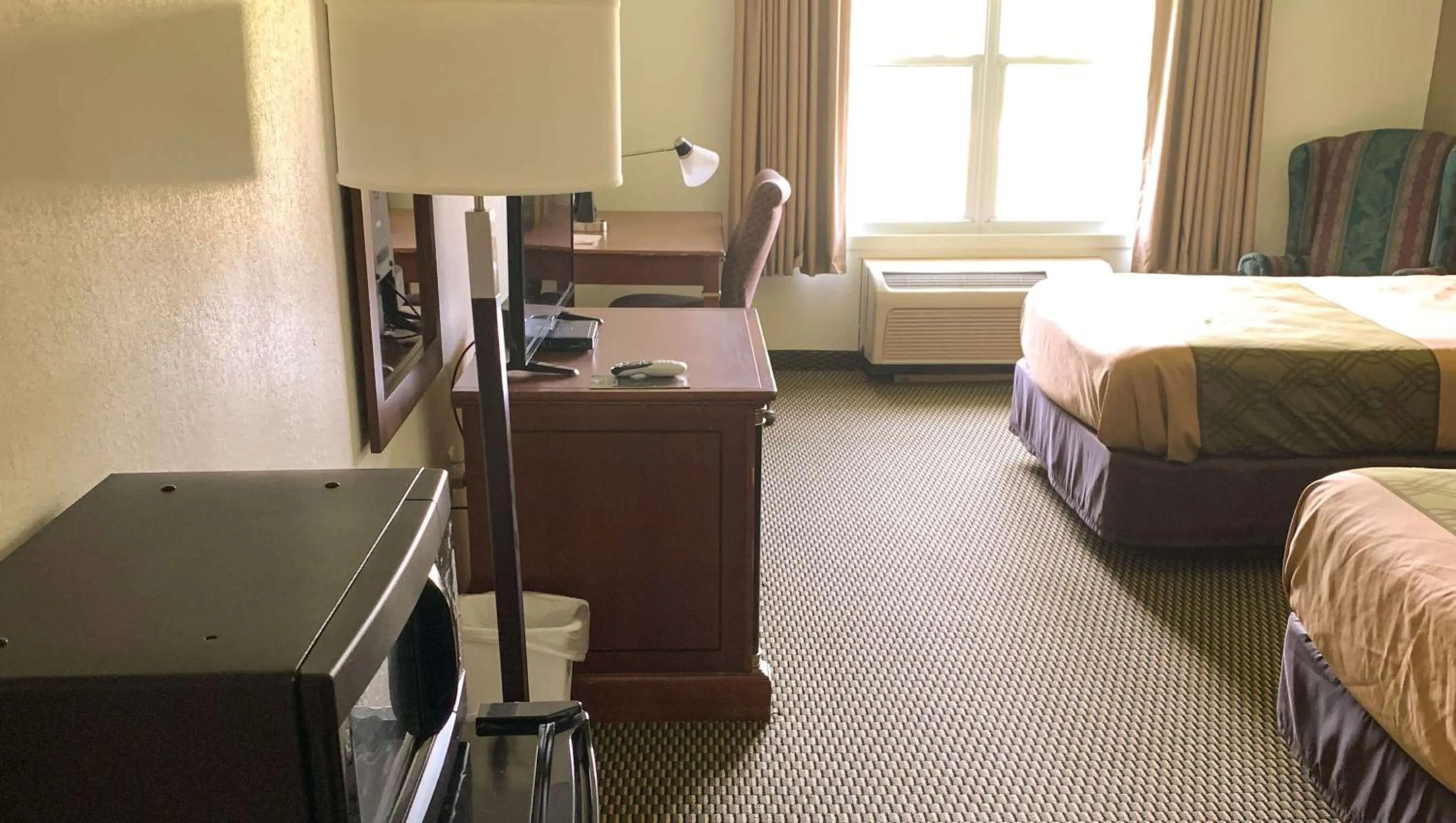 Photo of the whole room, Bed in Royal Inn Rockville