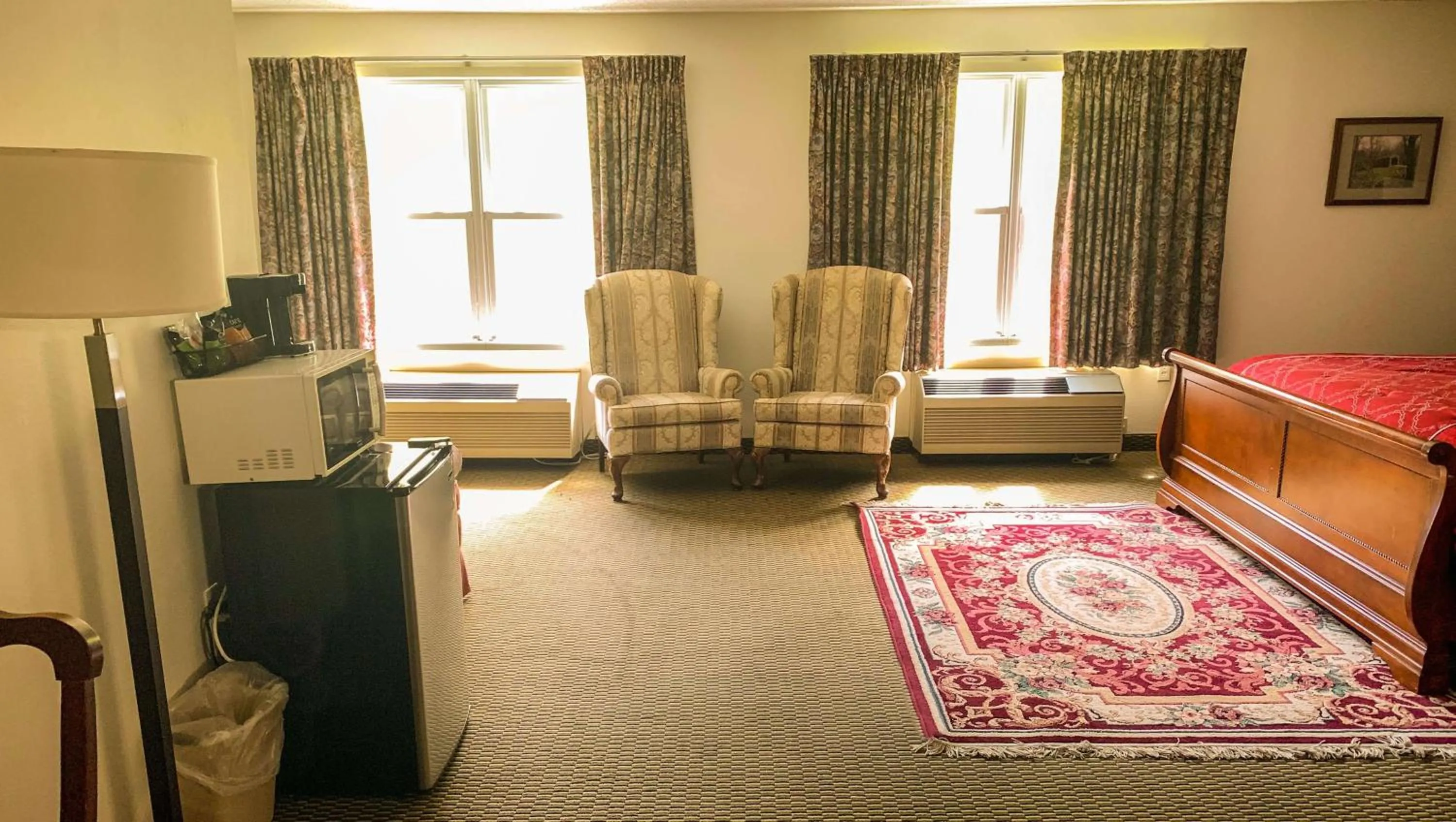 Photo of the whole room, Bed in Royal Inn Rockville