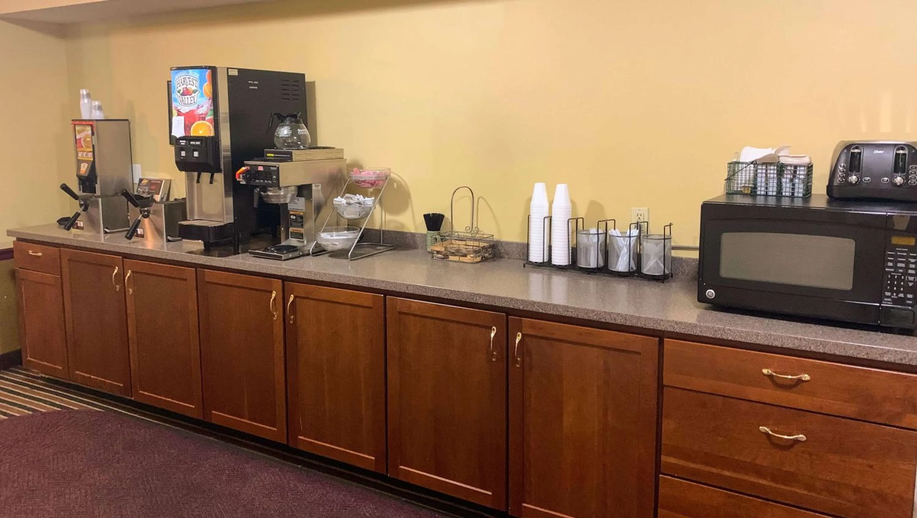 Buffet breakfast in Royal Inn Rockville