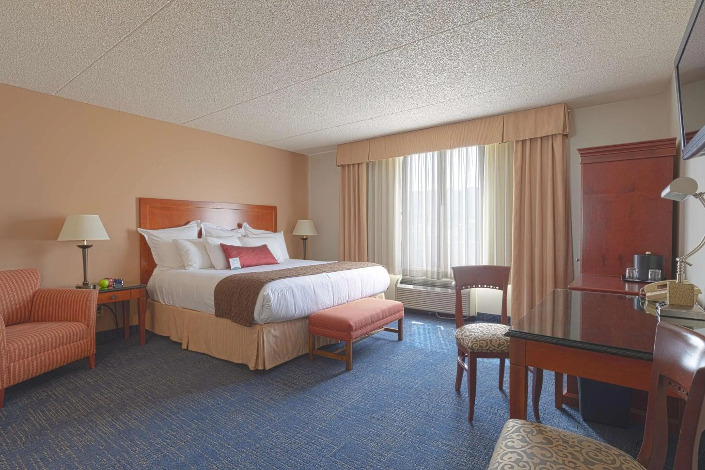 Shower, Bed in Coast Wenatchee Center Hotel