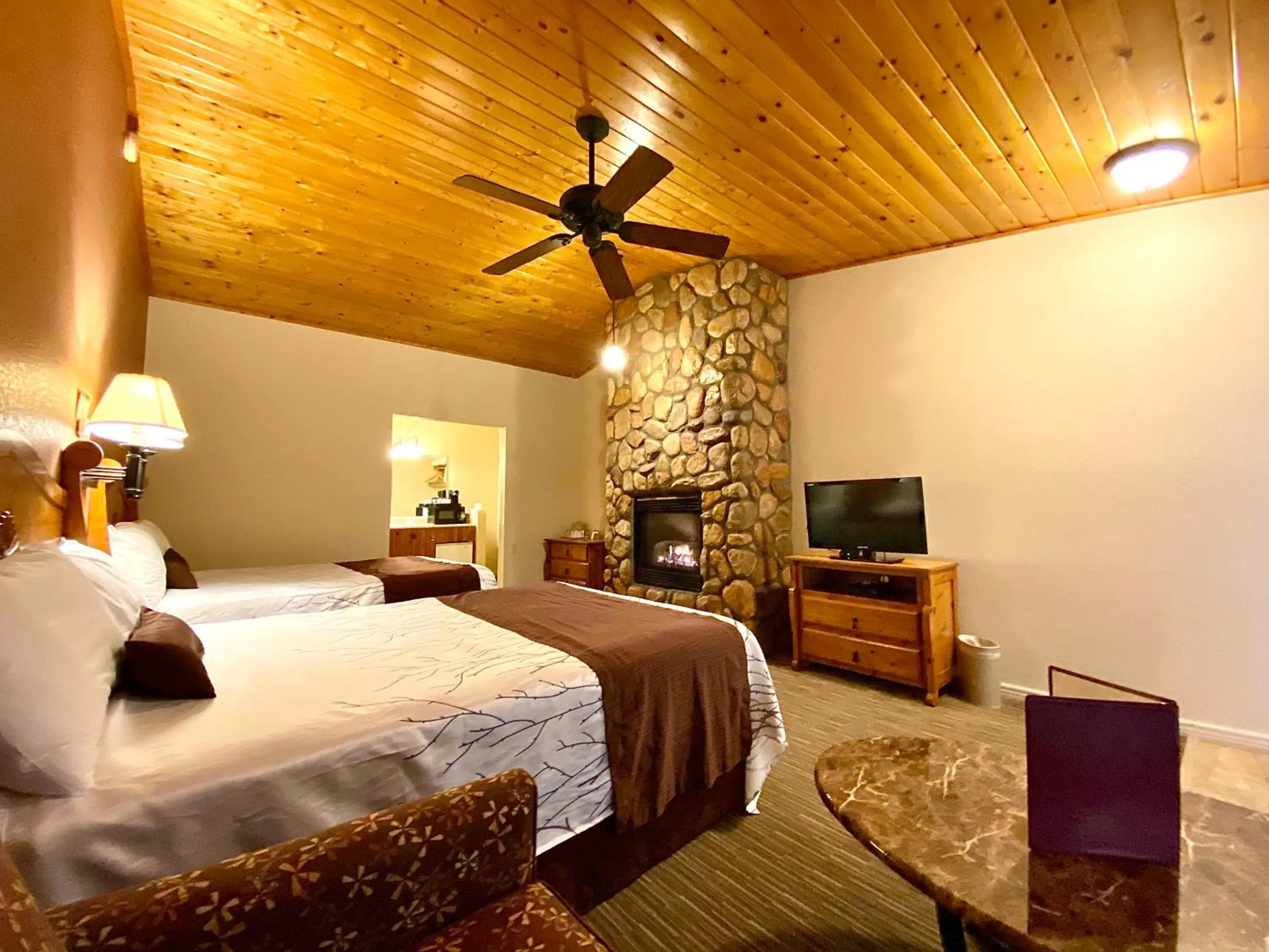 Photo of the whole room, Bed in Majestic Mountain Inn