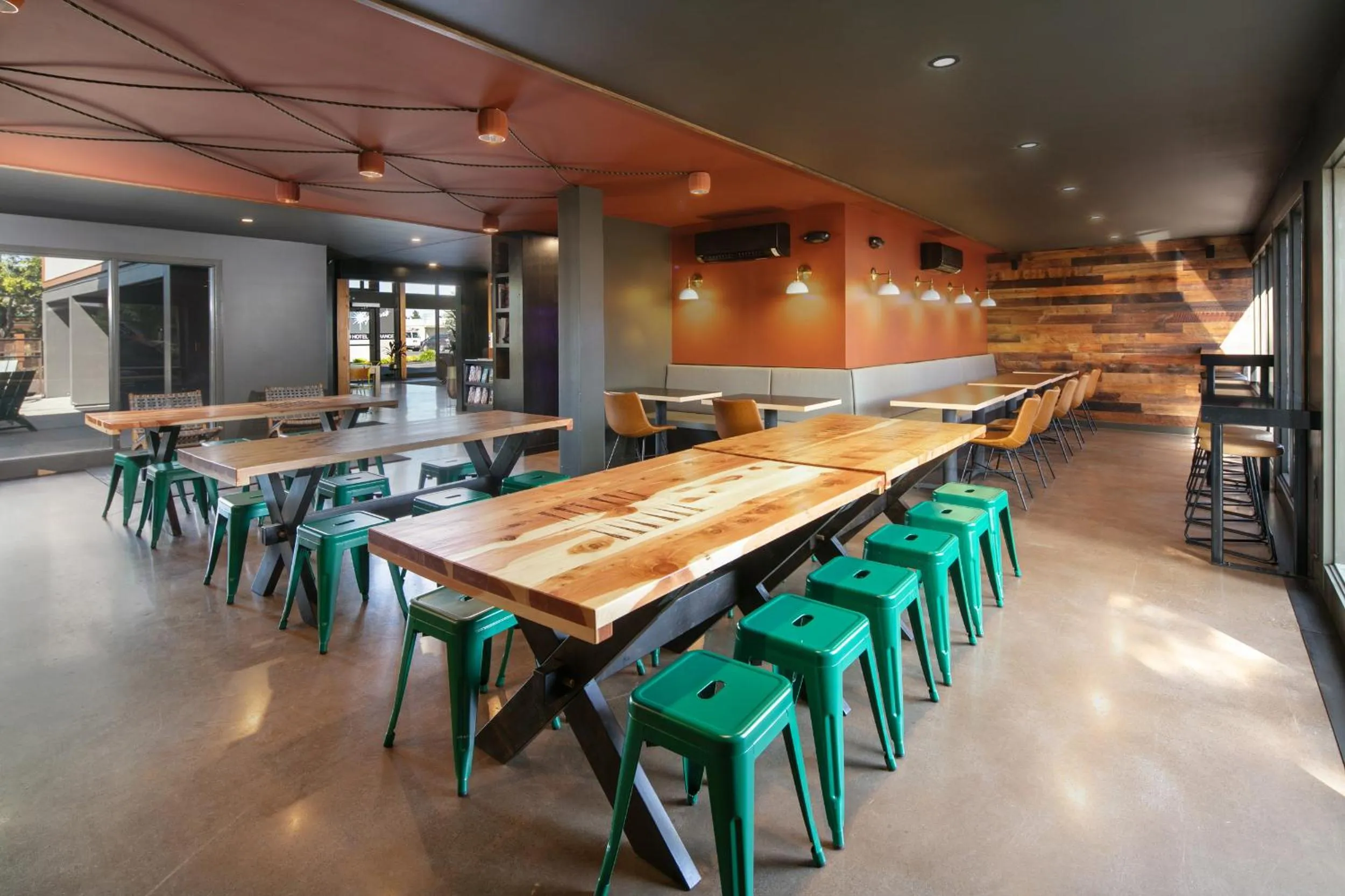 Restaurant/places to eat in Waypoint Hotel