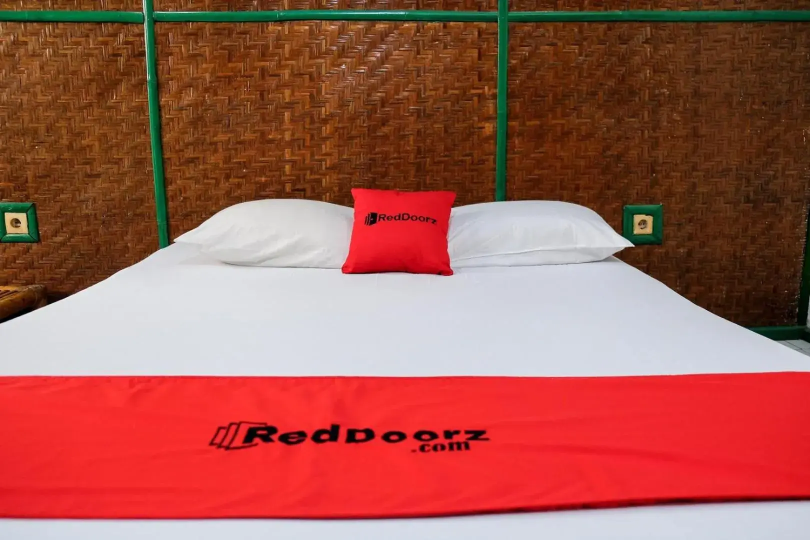 Double Room in RedDoorz Plus near Jalan Baru Bogor Double Room in RedDoorz Plus near Jalan Baru Bogor