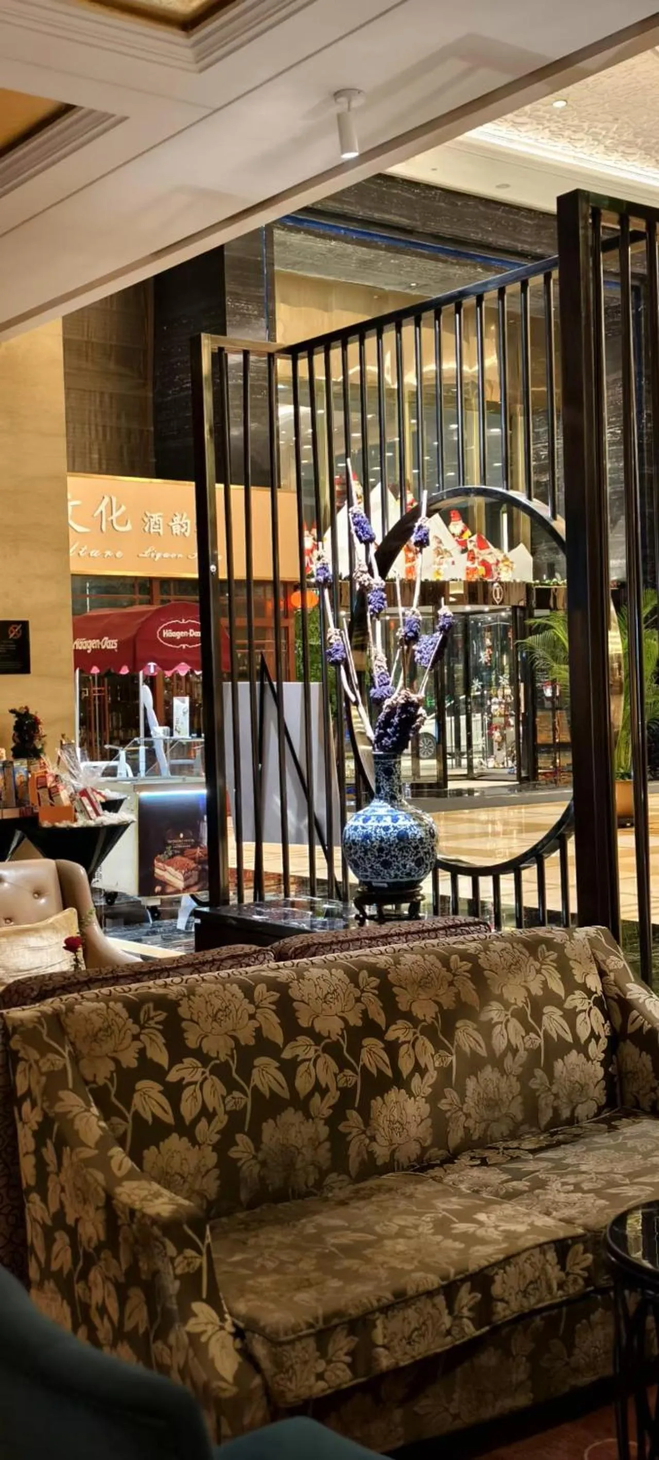 Lounge or bar in InterContinental Shijiazhuang by IHG