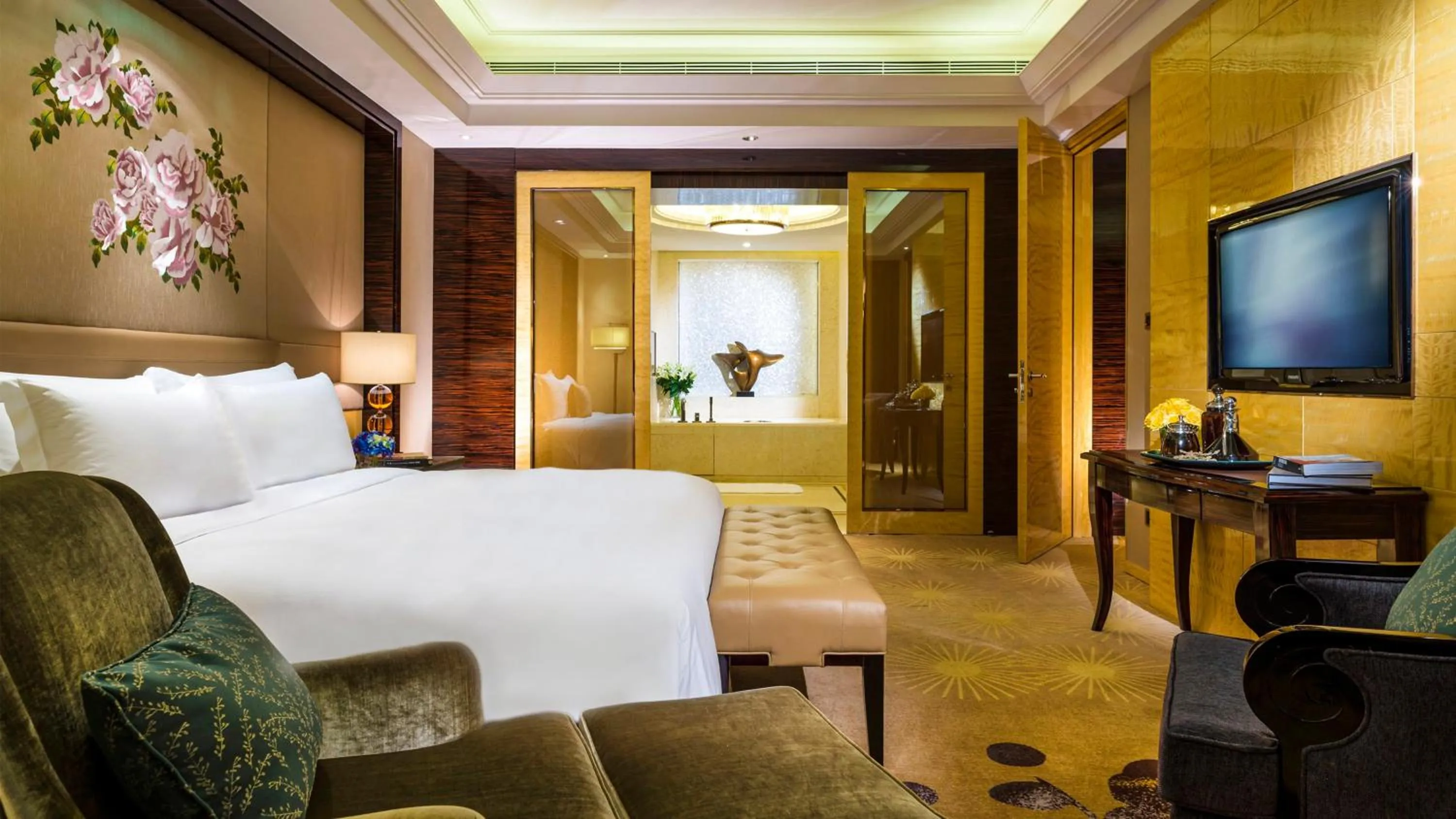 Photo of the whole room, Bed in InterContinental Shijiazhuang by IHG
