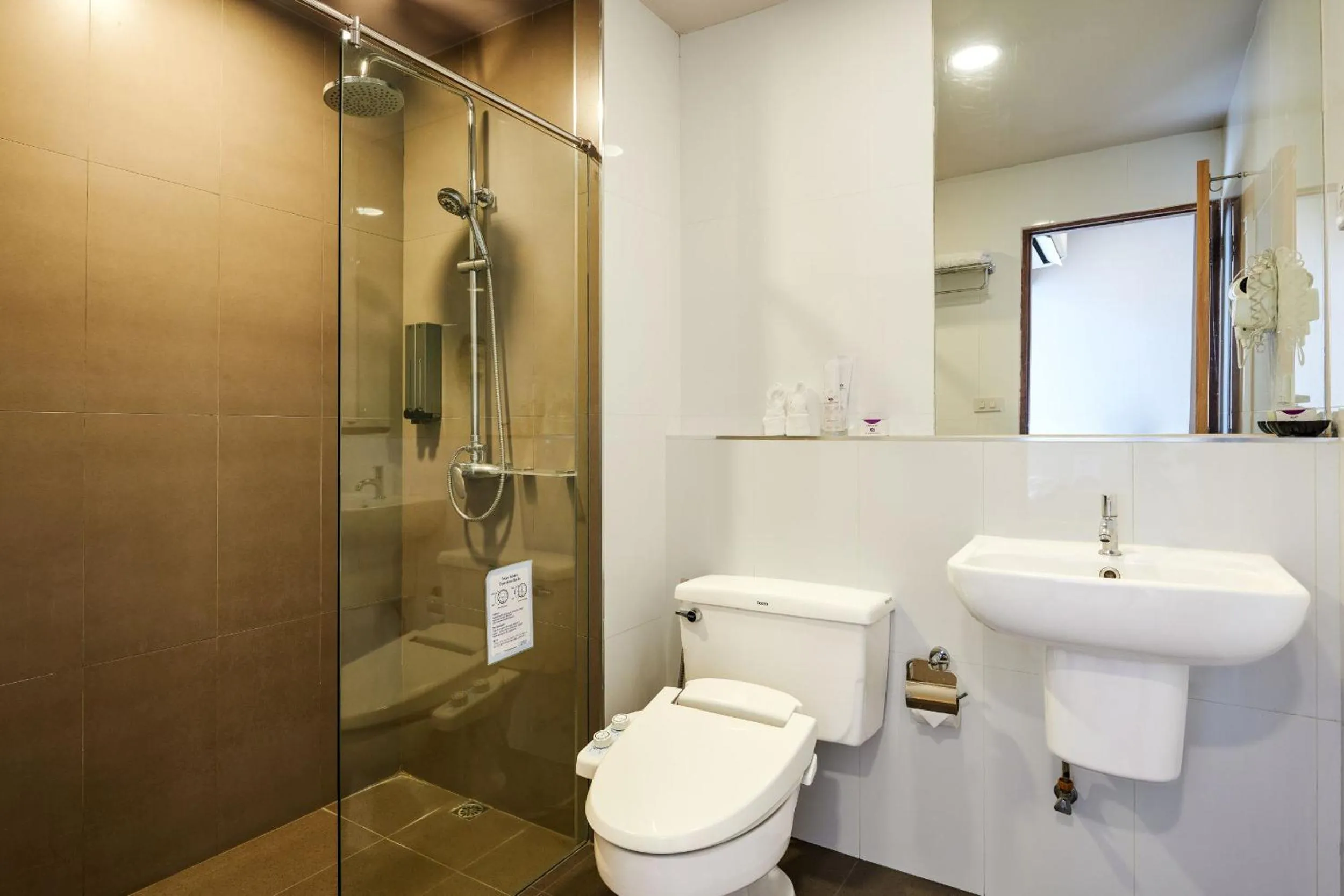 Shower in TK Palace Hotel & Convention Bangkok