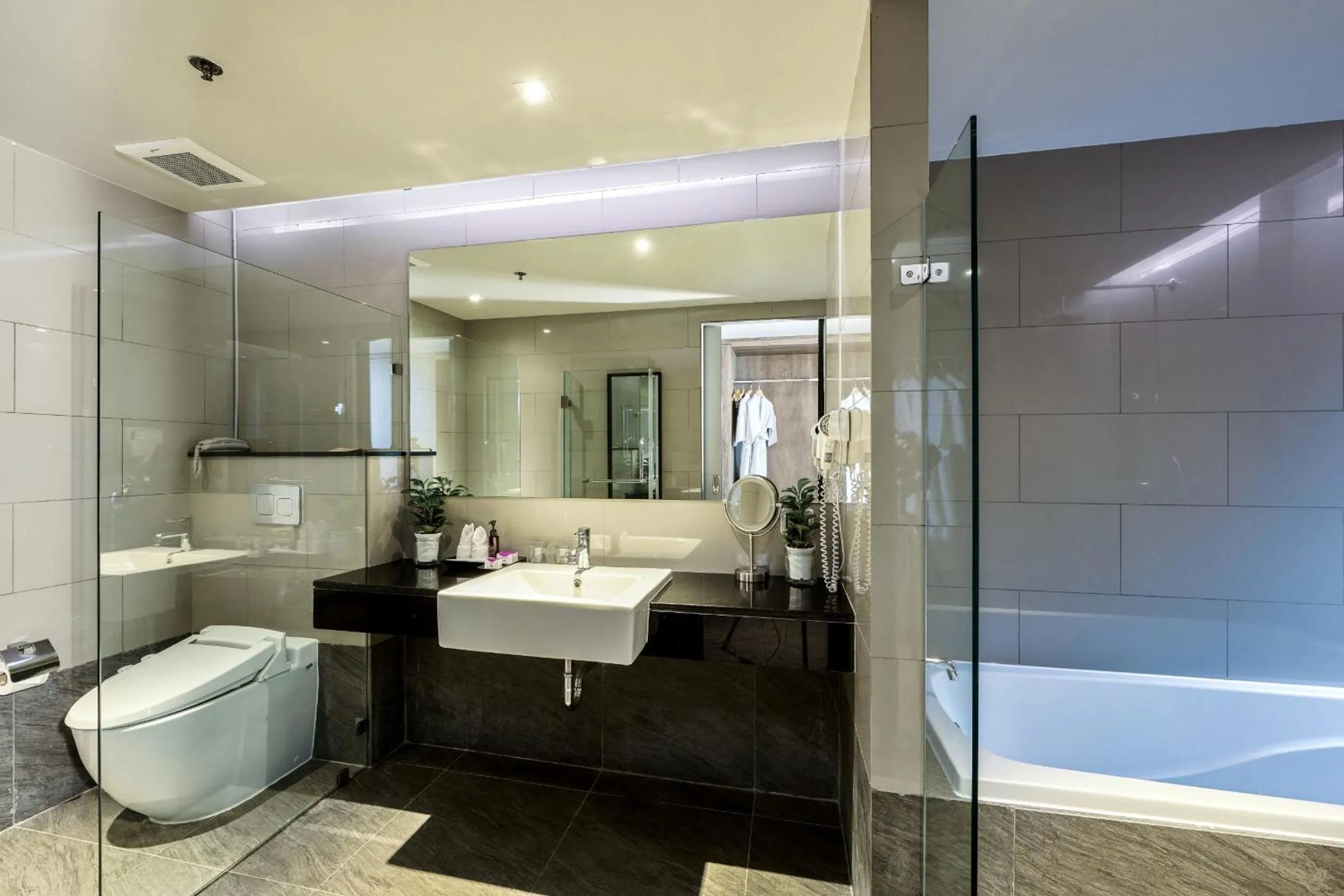 Shower in TK Palace Hotel & Convention Bangkok