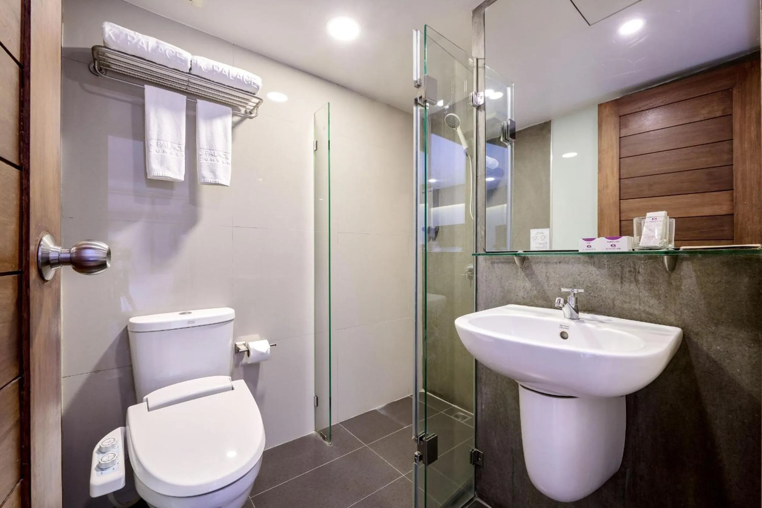 Shower in TK Palace Hotel & Convention Bangkok