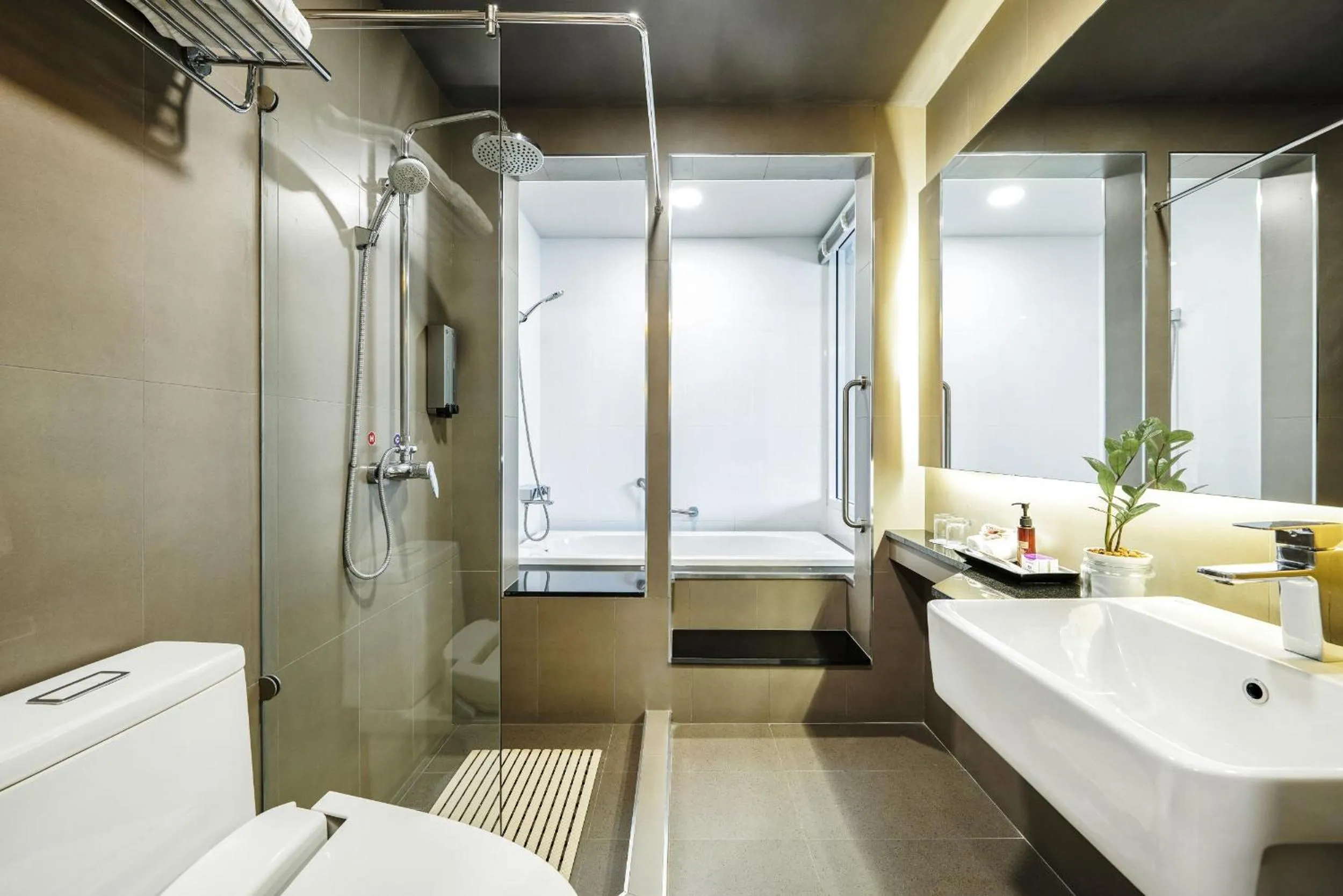 Shower in TK Palace Hotel & Convention Bangkok