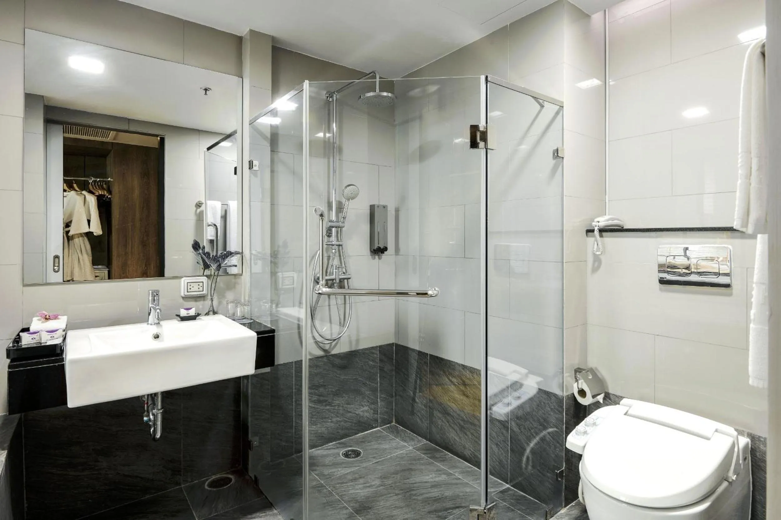 Shower in TK Palace Hotel & Convention Bangkok