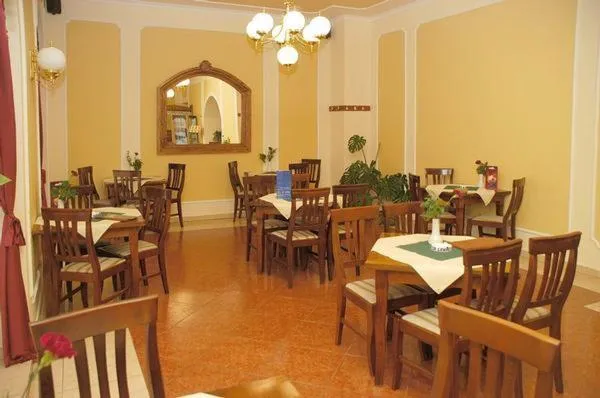 Restaurant/places to eat in Hotel Astoria