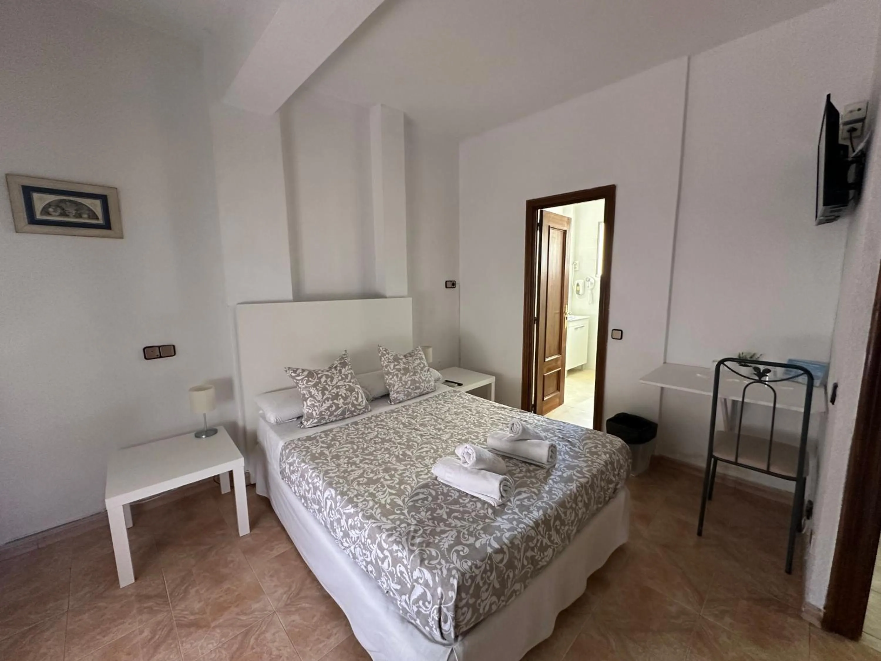 Shower, Bed in Hostal Arrate