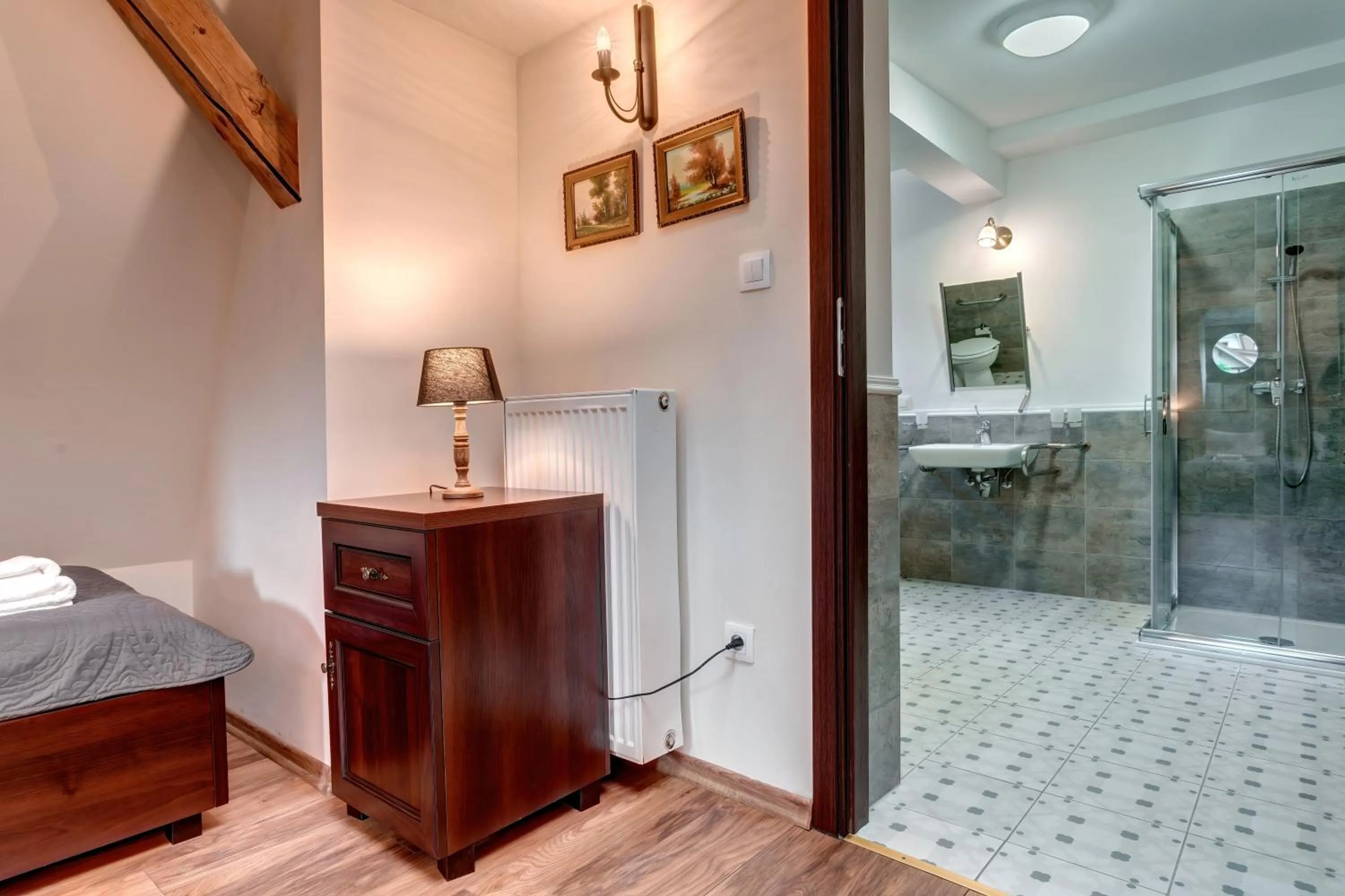 Bathroom, Bed in Hotel Charlotta