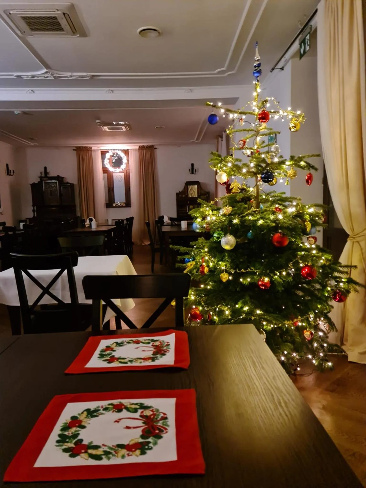 Restaurant/places to eat in Hotel Charlotta