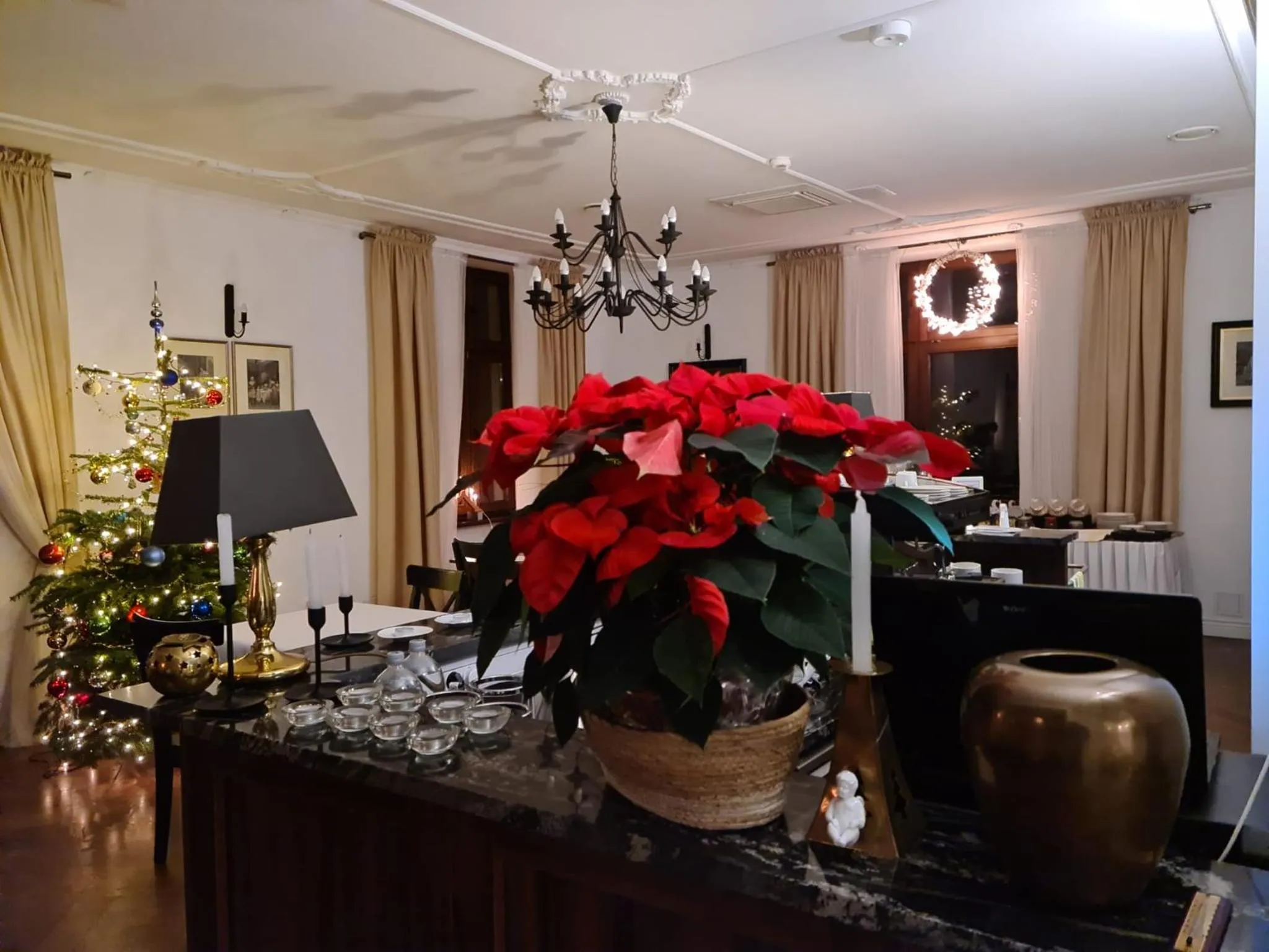 Restaurant/places to eat in Hotel Charlotta