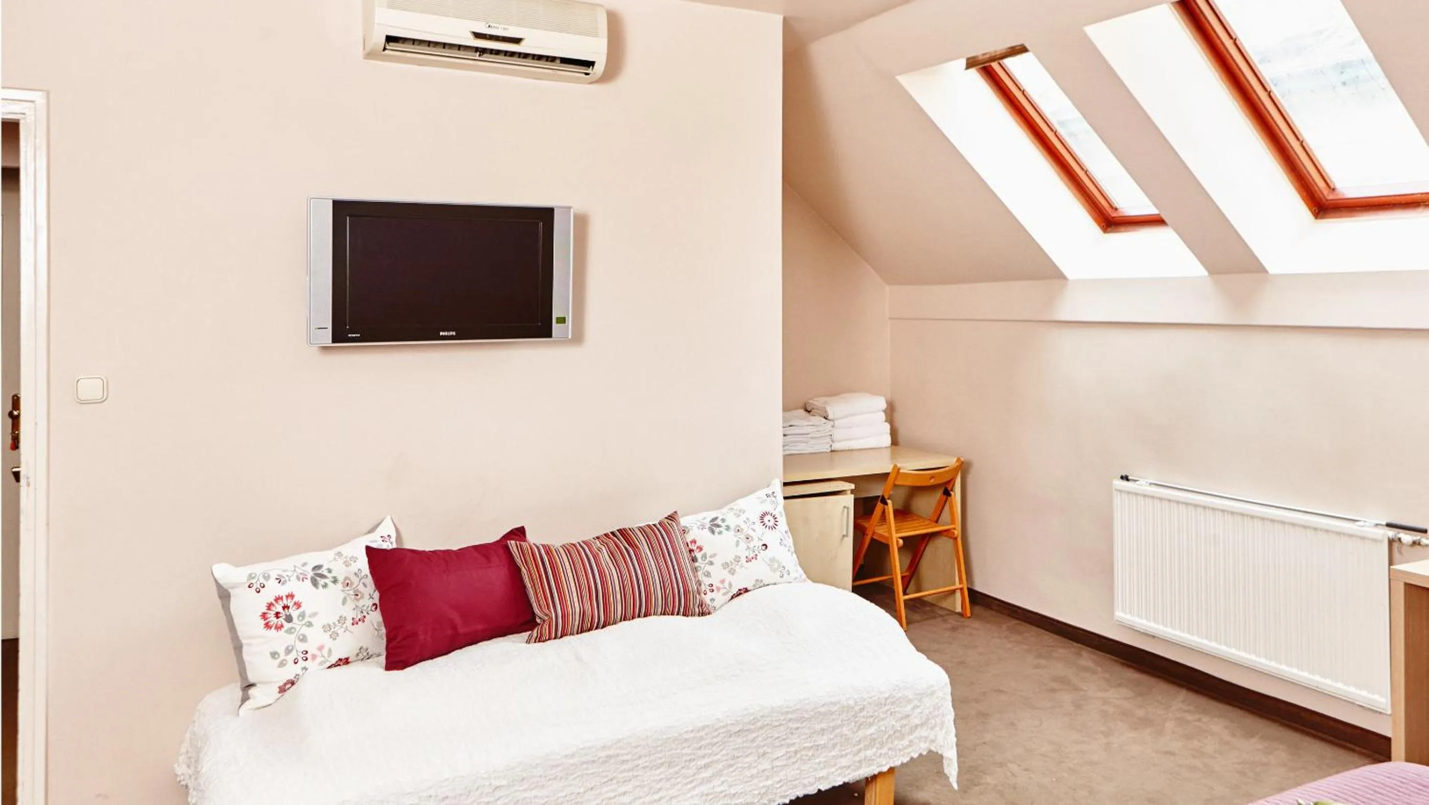 Photo of the whole room, Bed in BI&BI