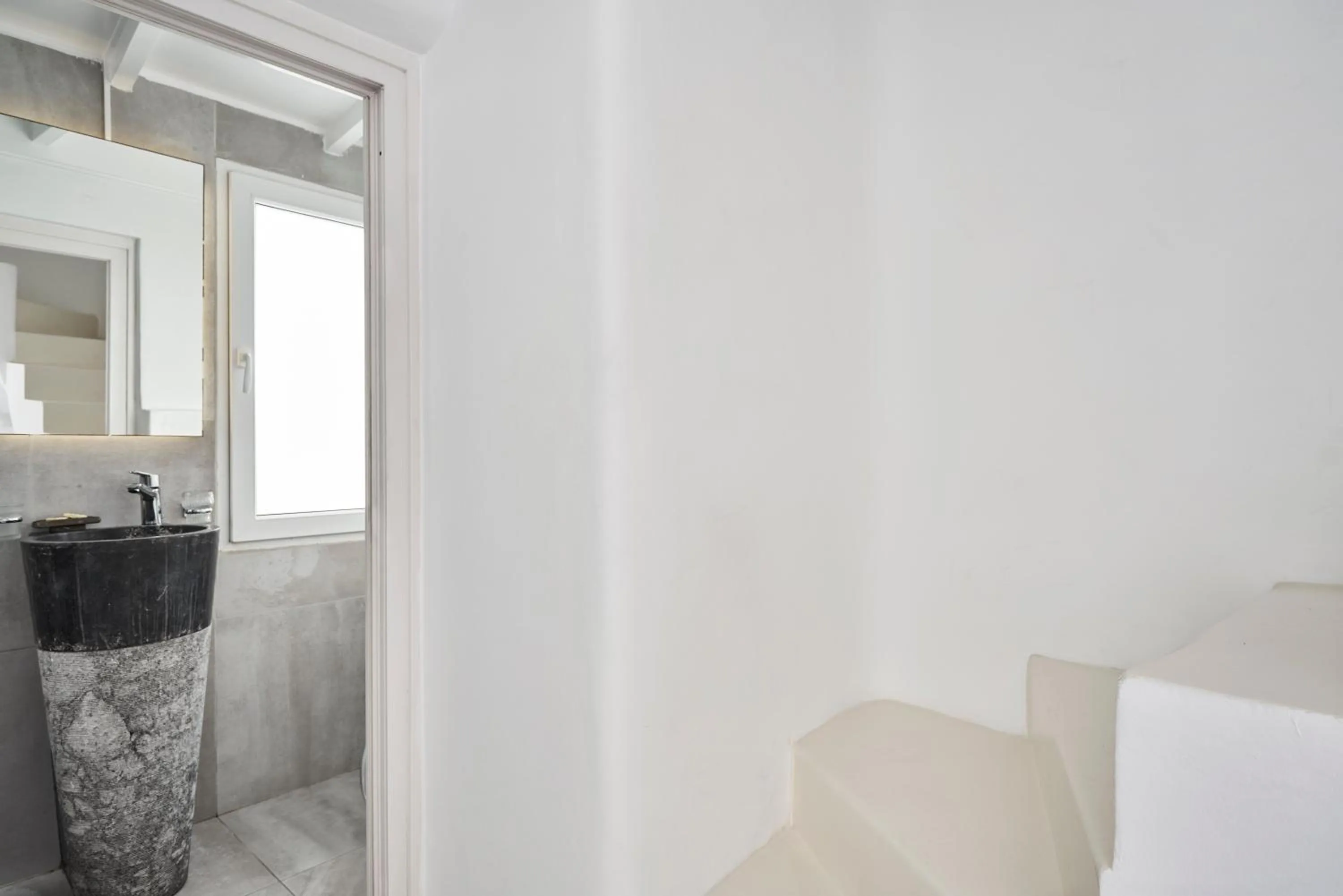 Bathroom, Bed in Little Venice Suites