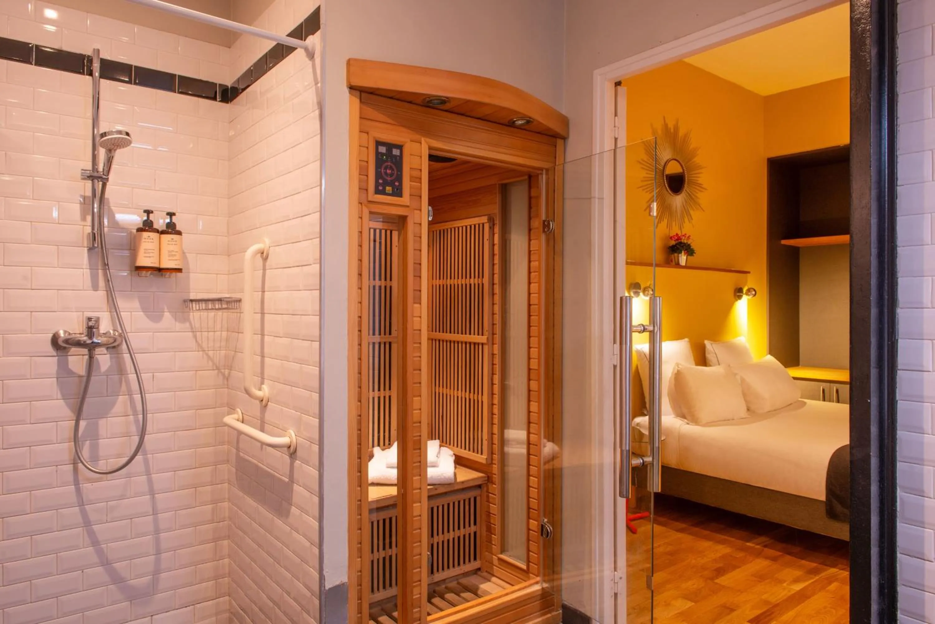 Bathroom, Bed in Hôtel Helzear Montparnasse