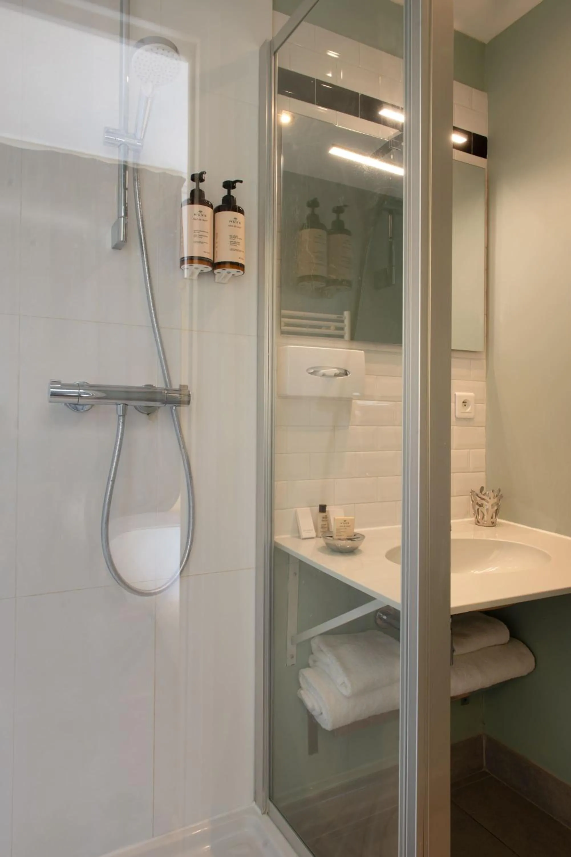 Bathroom in Hôtel Helzear Montparnasse