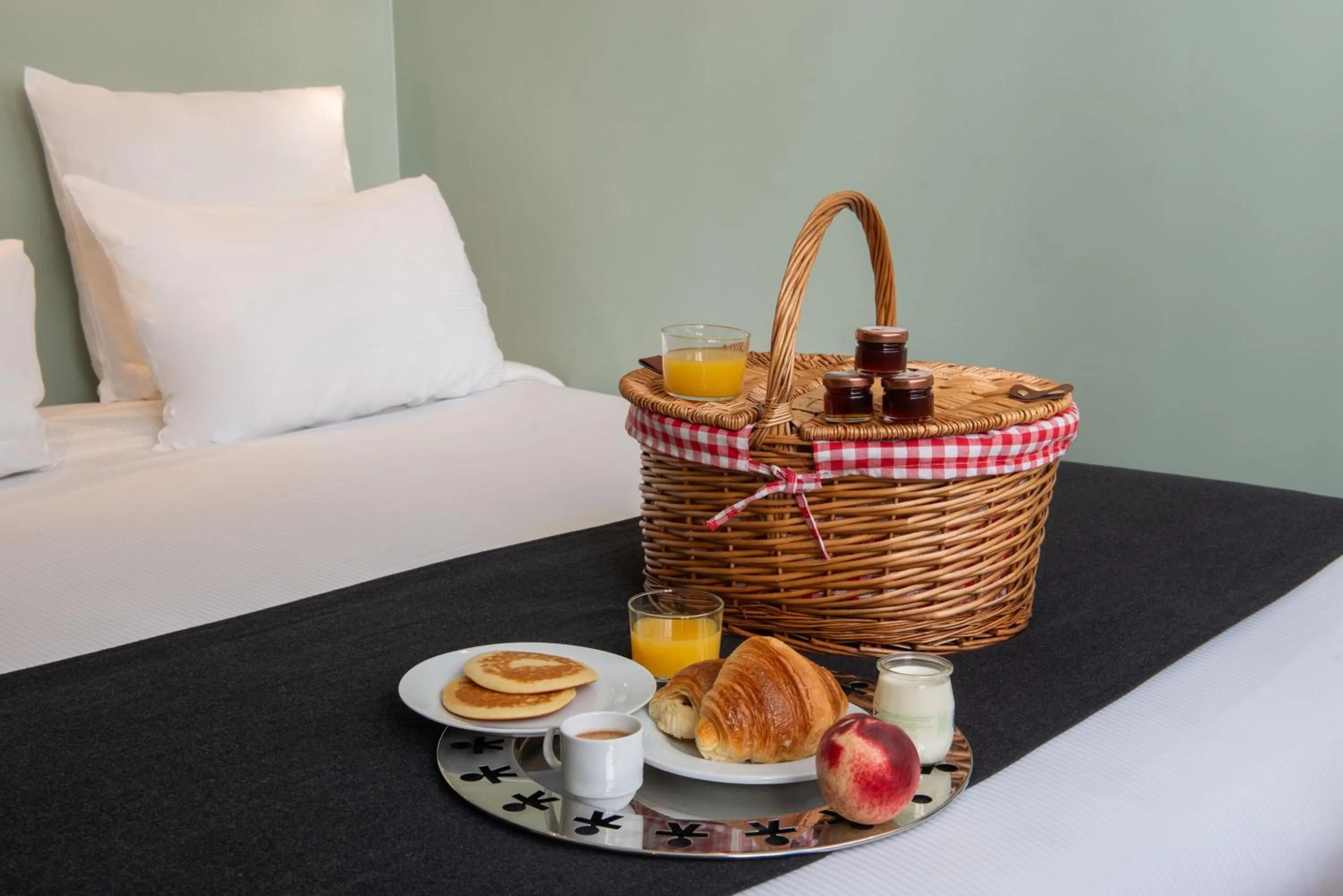 Breakfast, Bed in Hôtel Helzear Montparnasse