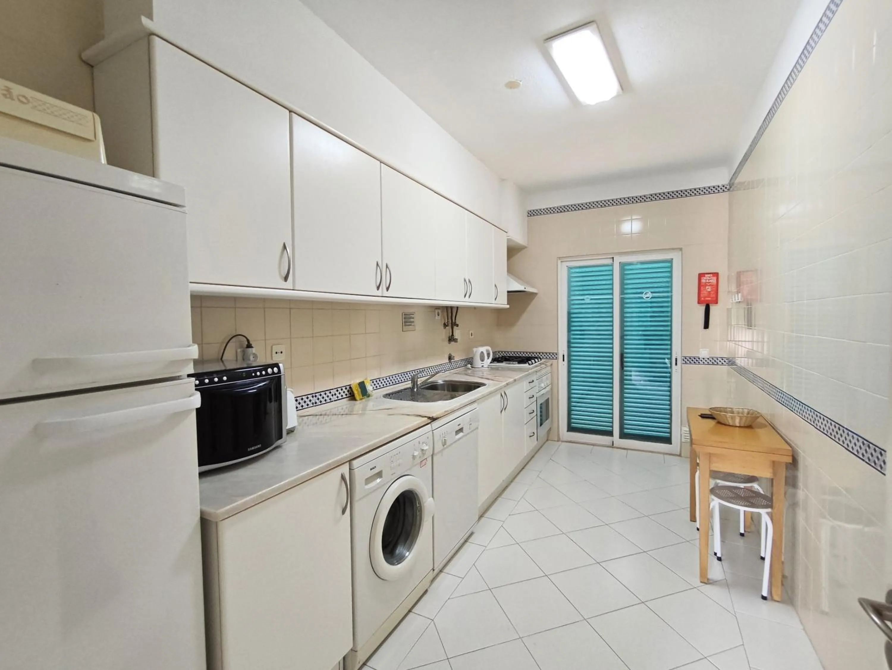 Kitchen or kitchenette in Aldeamento Turistico da Prainha