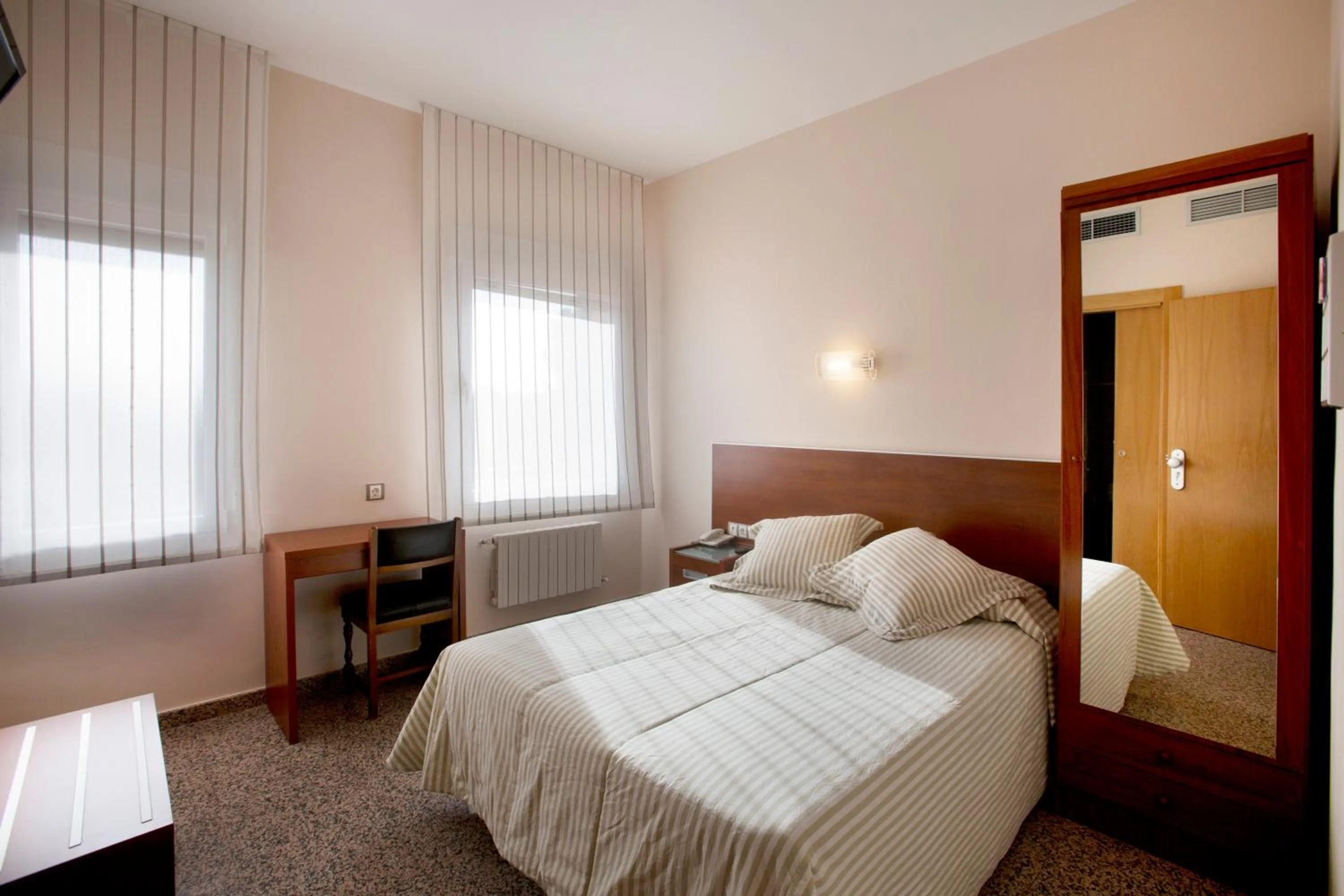 Day, Bed in Hotel Marivella