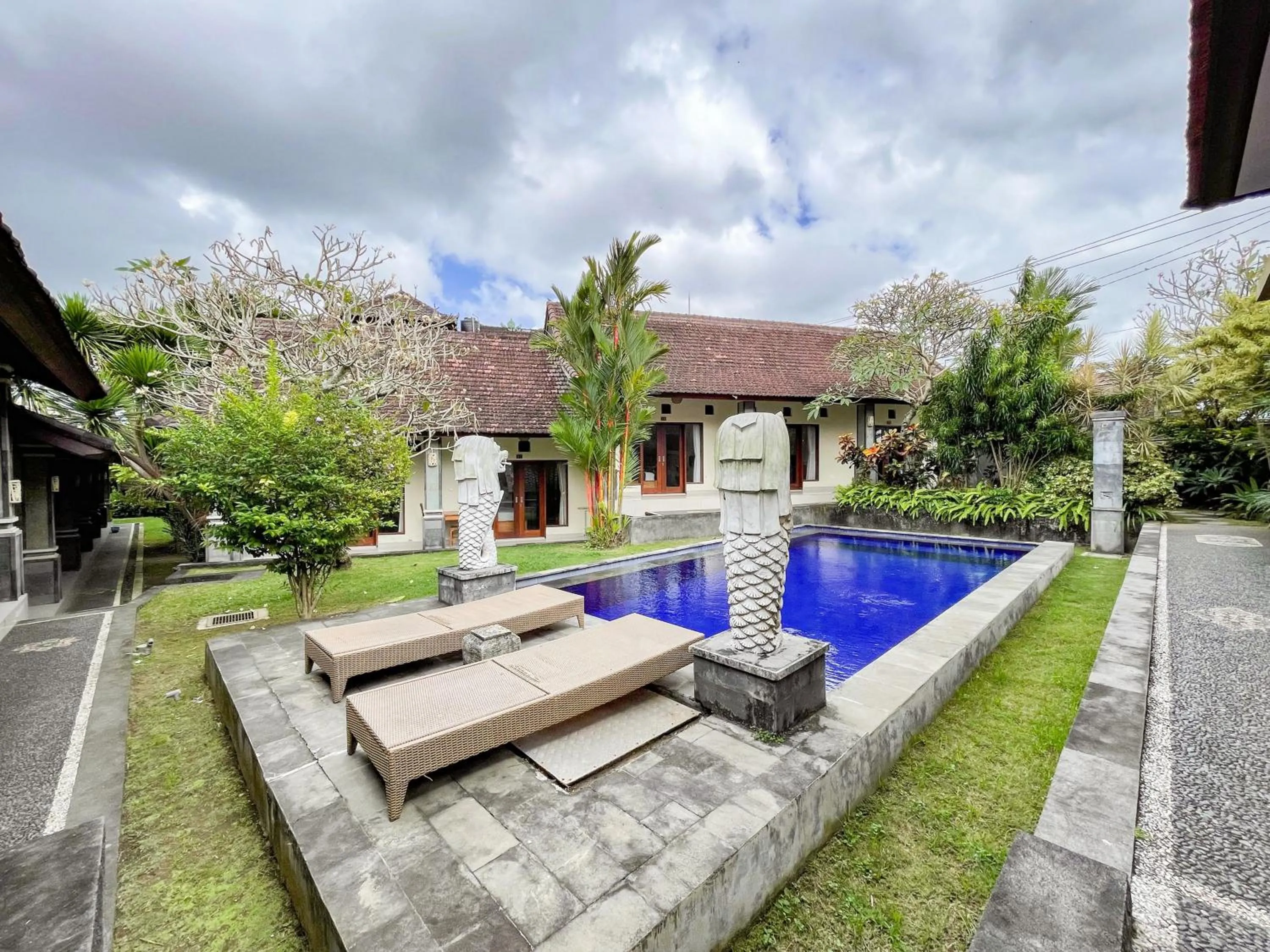 Swimming pool in Urbanview Hotel Lilis Cempaka Mas Guesthouse