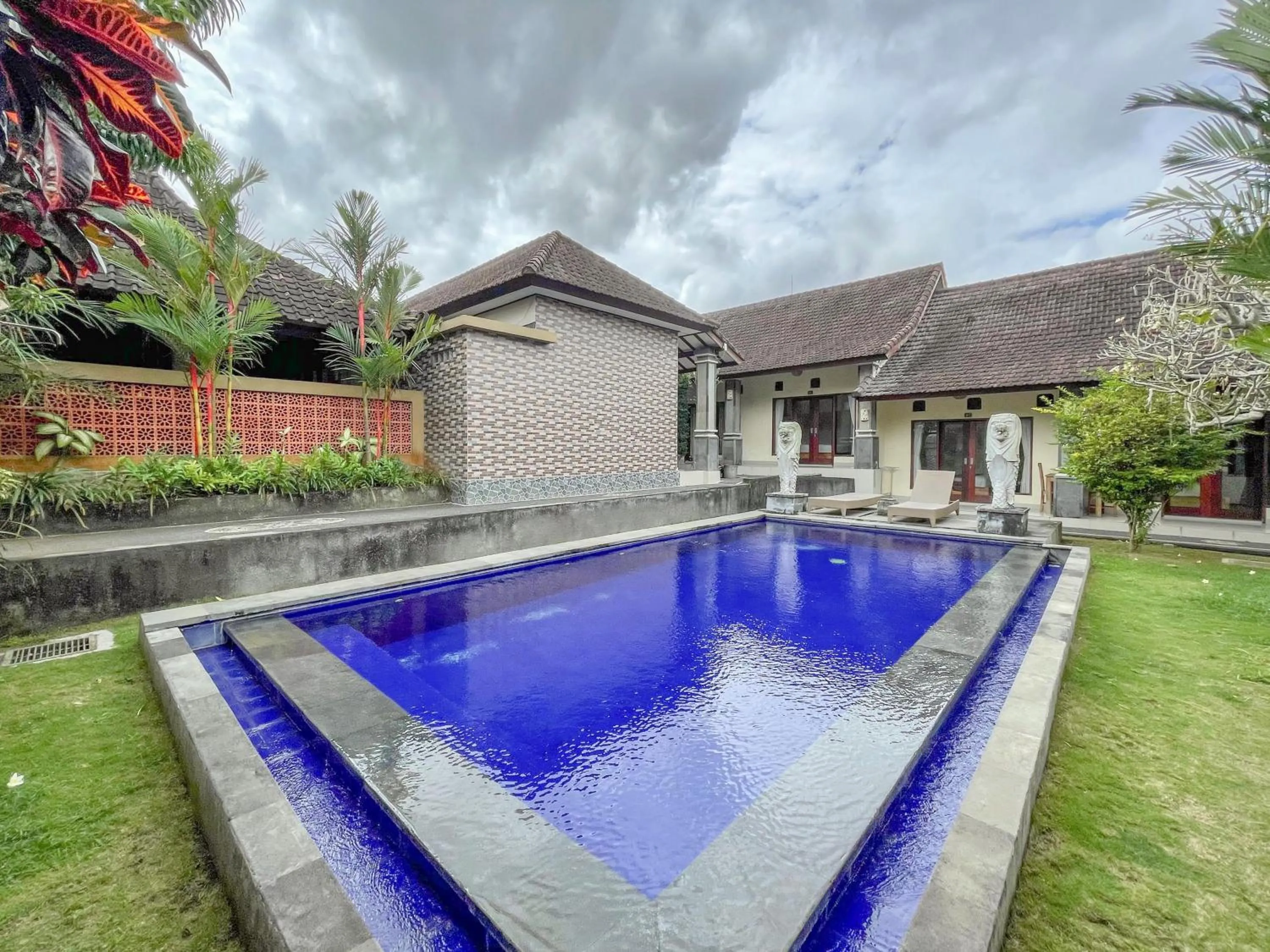 Swimming pool in Urbanview Hotel Lilis Cempaka Mas Guesthouse