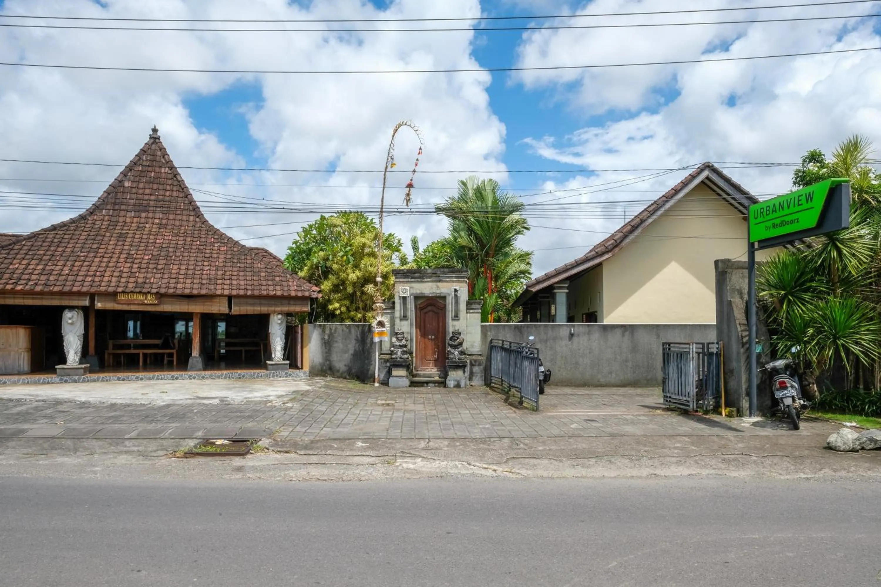 Facade/entrance in Urbanview Hotel Lilis Cempaka Mas Guesthouse