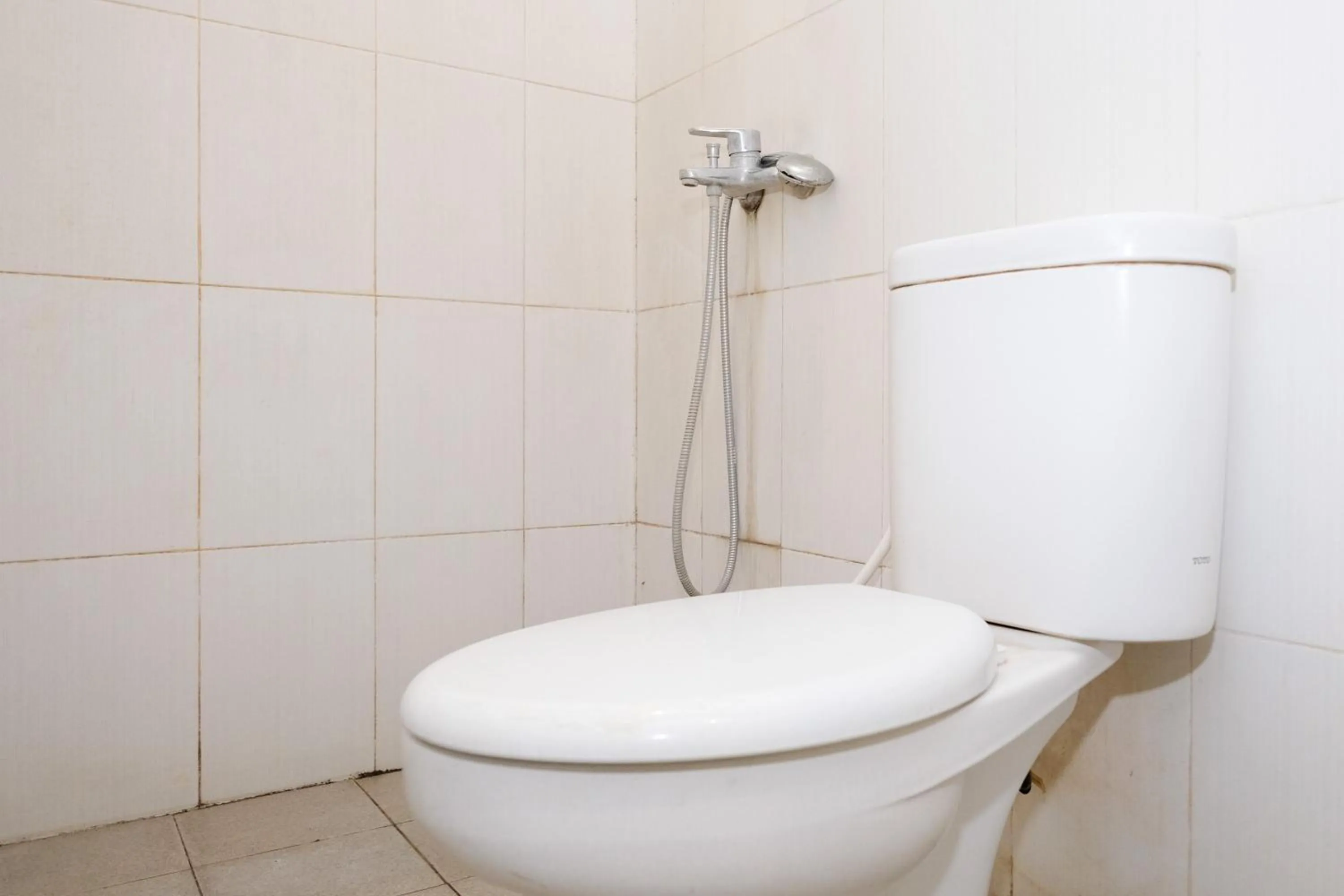 Bathroom in Urbanview Hotel Lilis Cempaka Mas Guesthouse