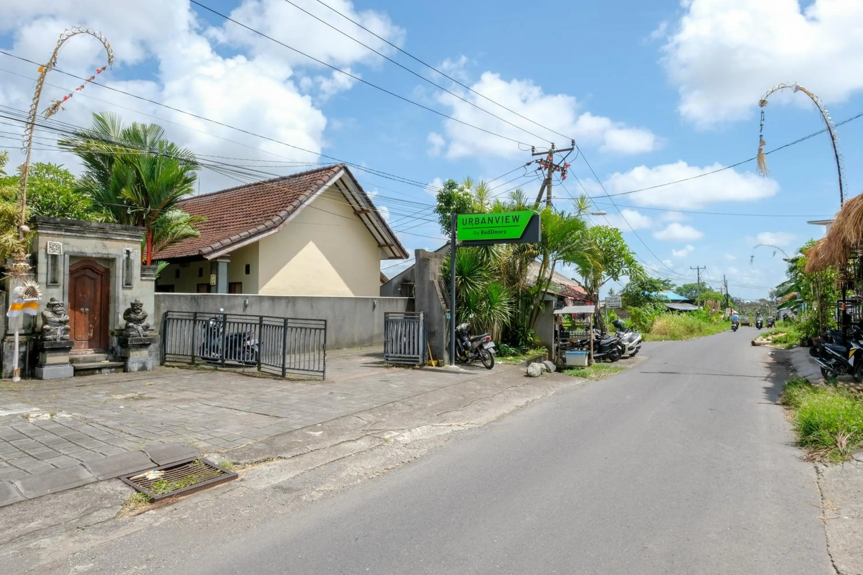 Facade/entrance in Urbanview Hotel Lilis Cempaka Mas Guesthouse