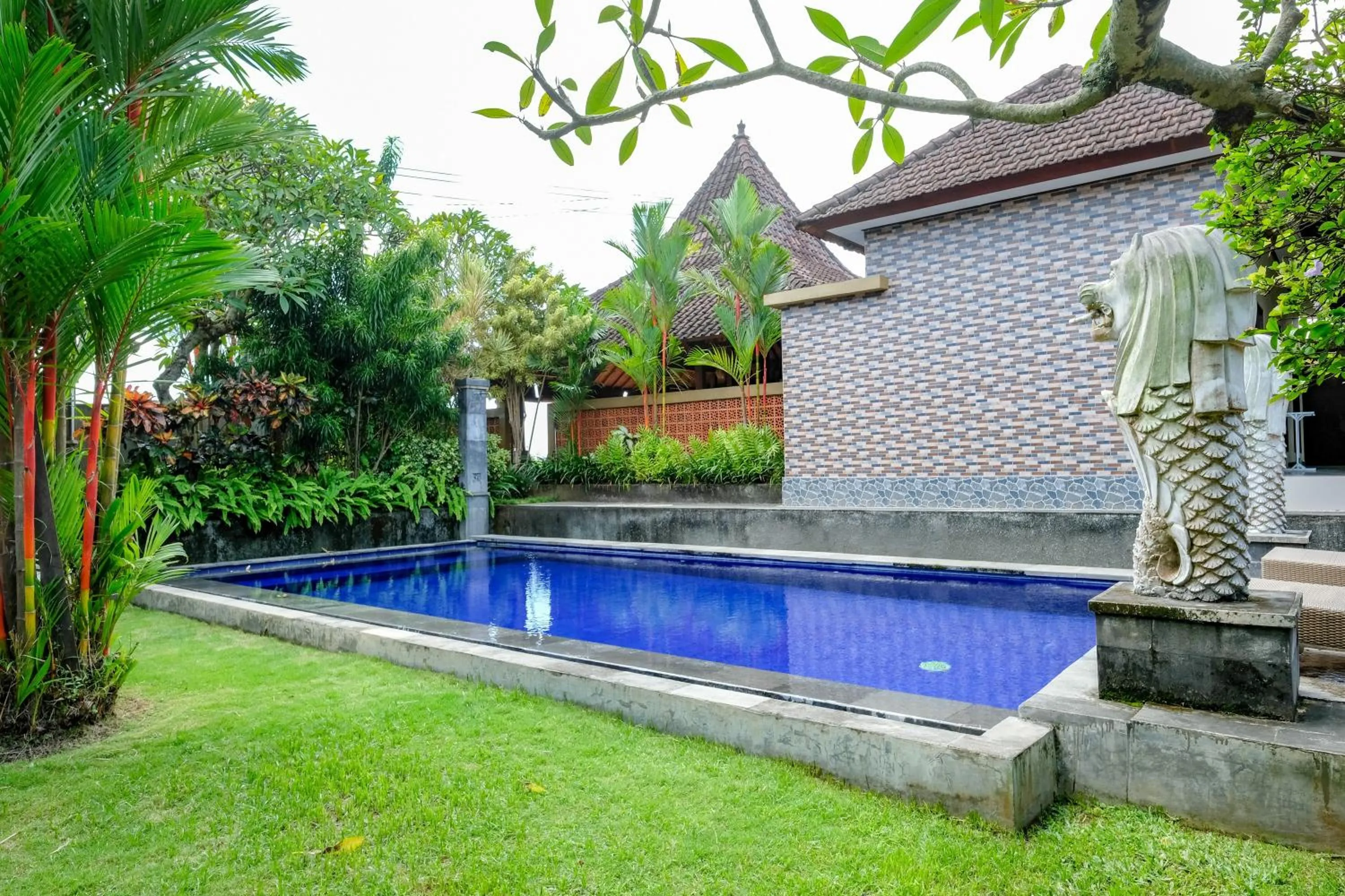 Swimming pool in Urbanview Hotel Lilis Cempaka Mas Guesthouse