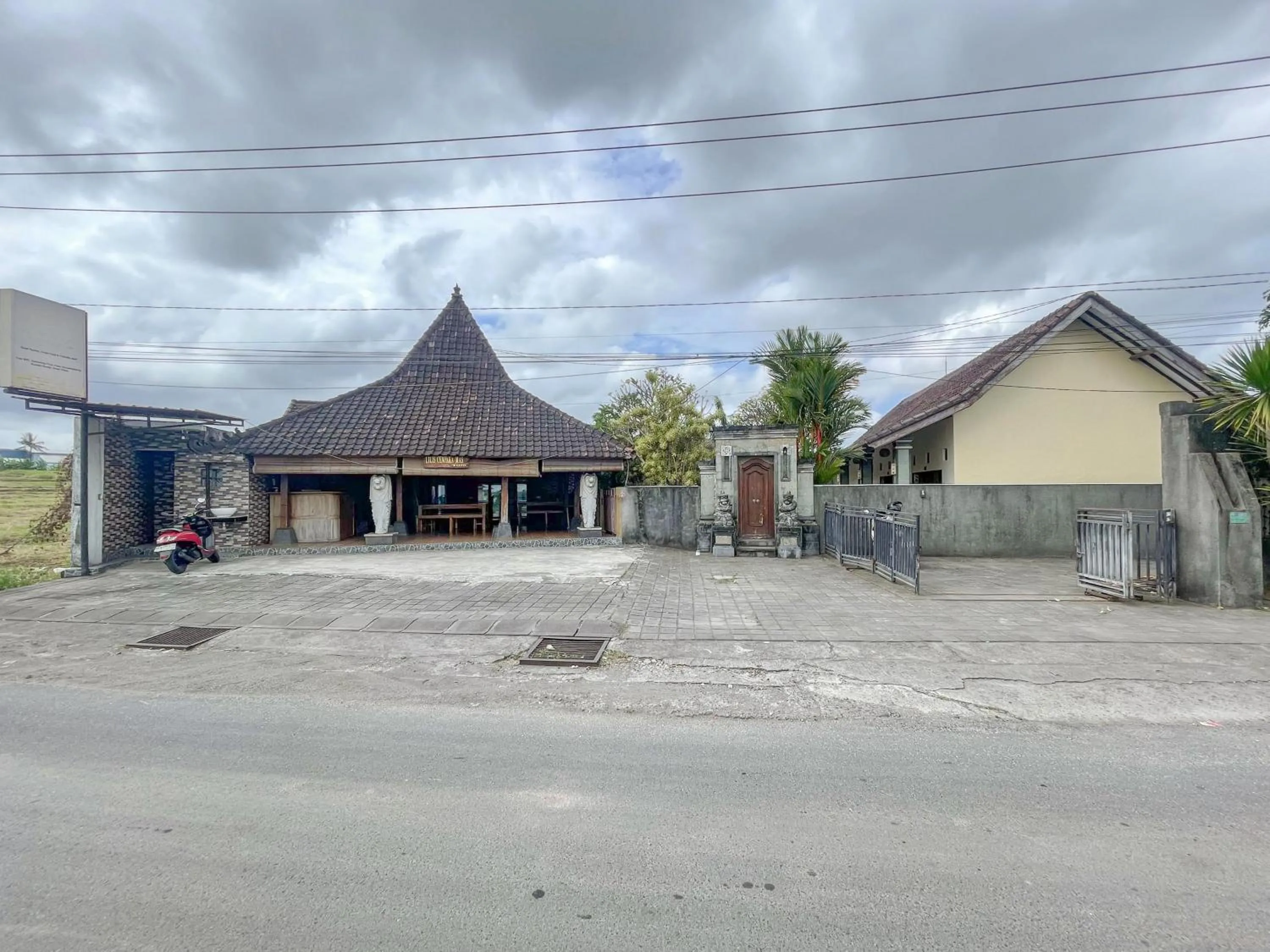 Facade/entrance in Urbanview Hotel Lilis Cempaka Mas Guesthouse