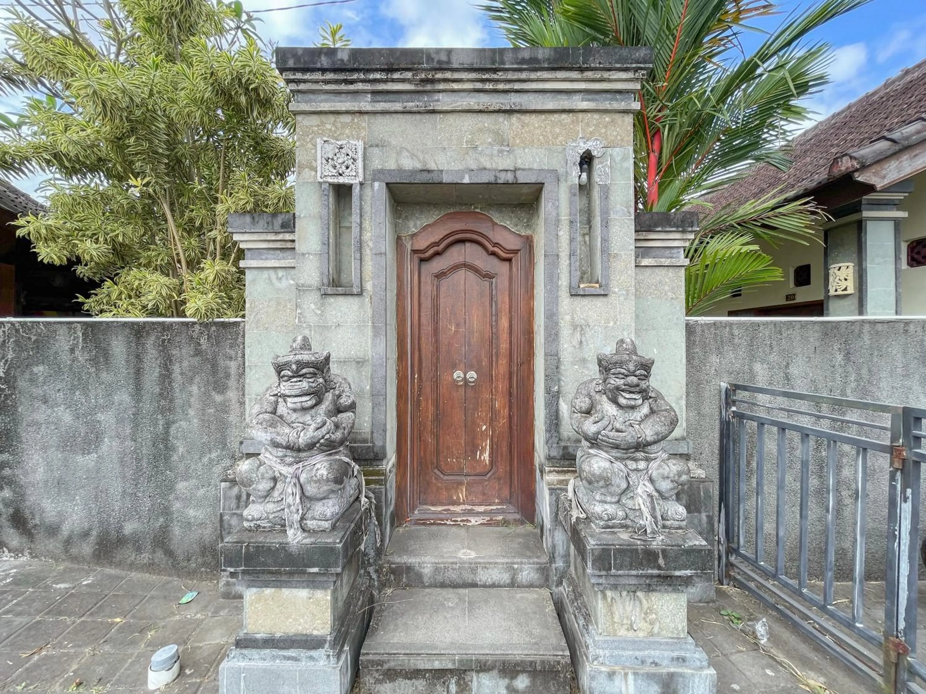 Facade/entrance in Urbanview Hotel Lilis Cempaka Mas Guesthouse