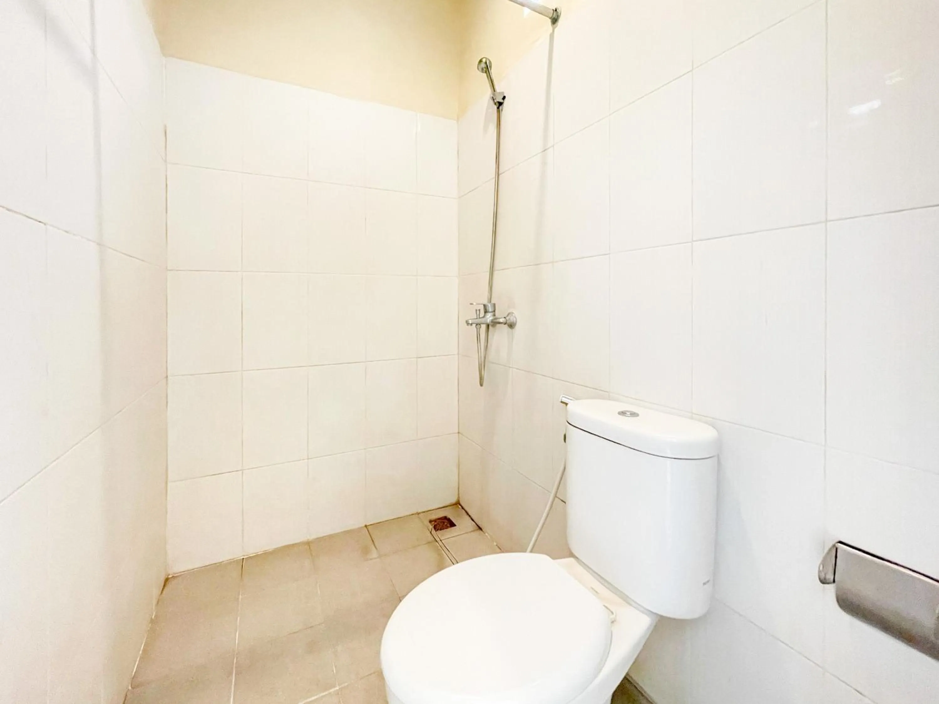 Bathroom in Urbanview Hotel Lilis Cempaka Mas Guesthouse