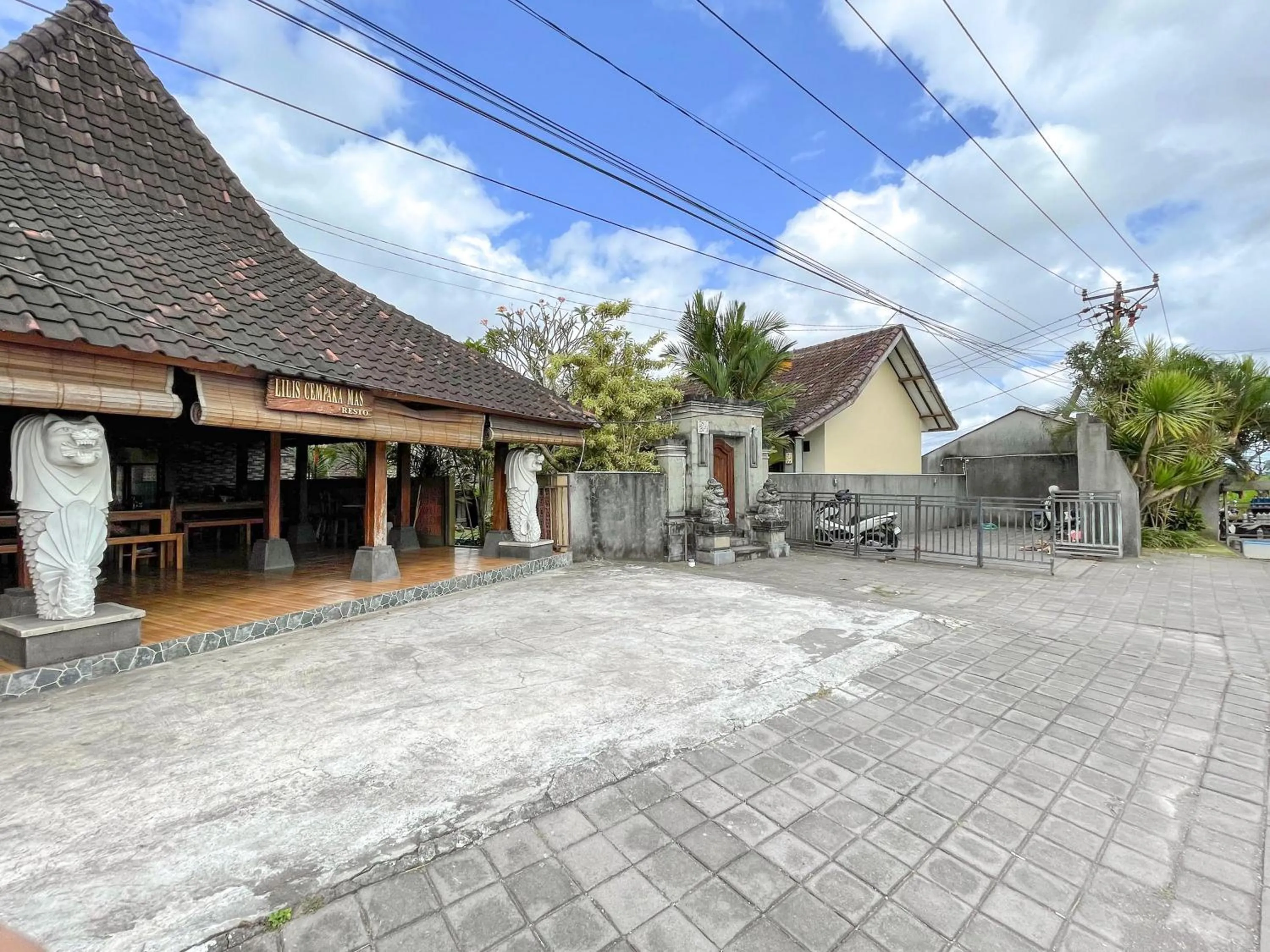 Property building in Urbanview Hotel Lilis Cempaka Mas Guesthouse