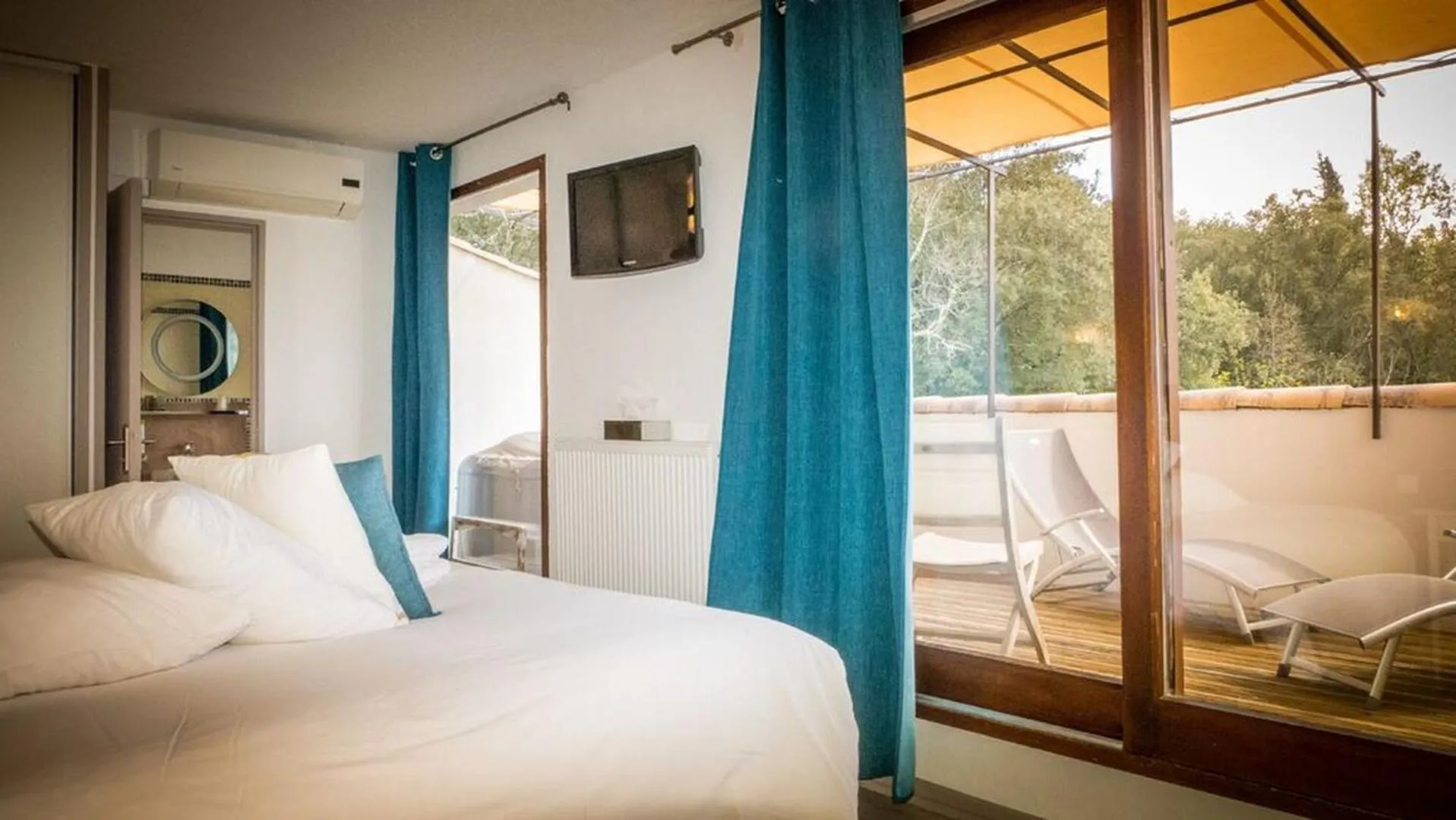 Communal lounge/ TV room, Bed in Le Belvedere