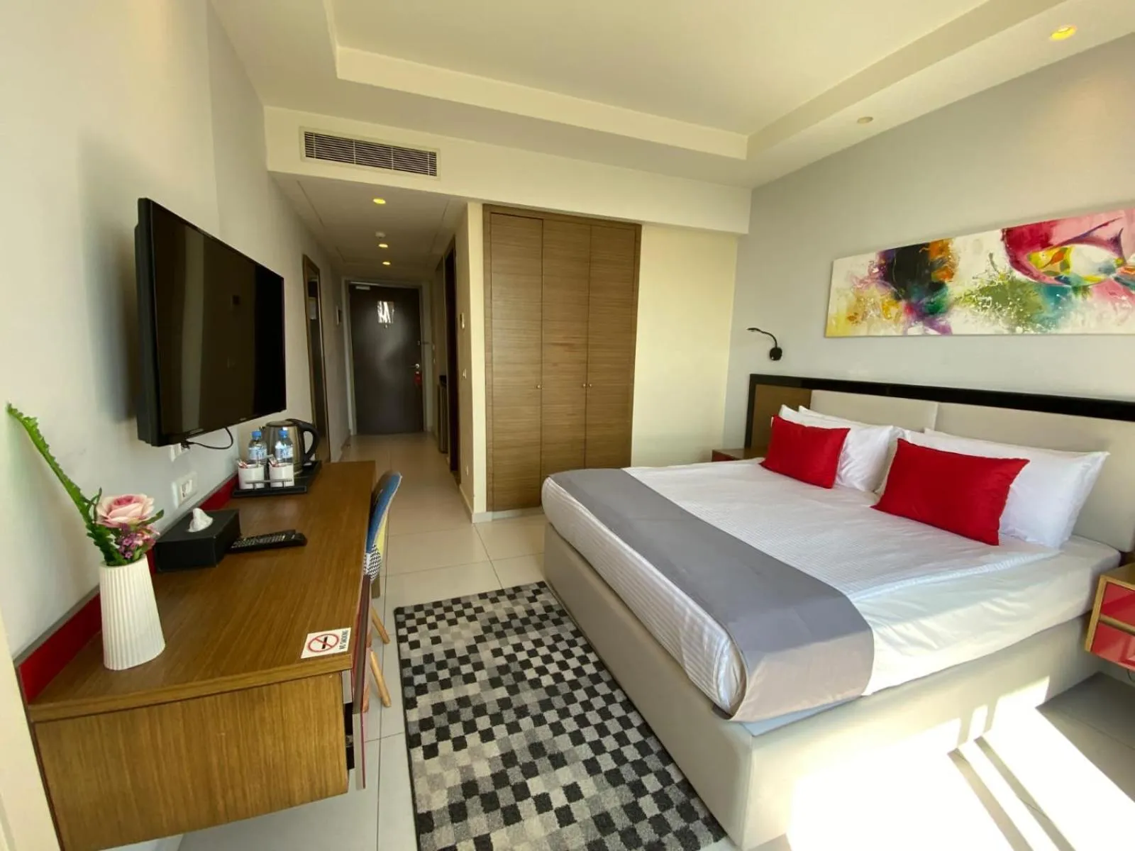 Communal lounge/ TV room, Bed in The Ray Hotel and Studios