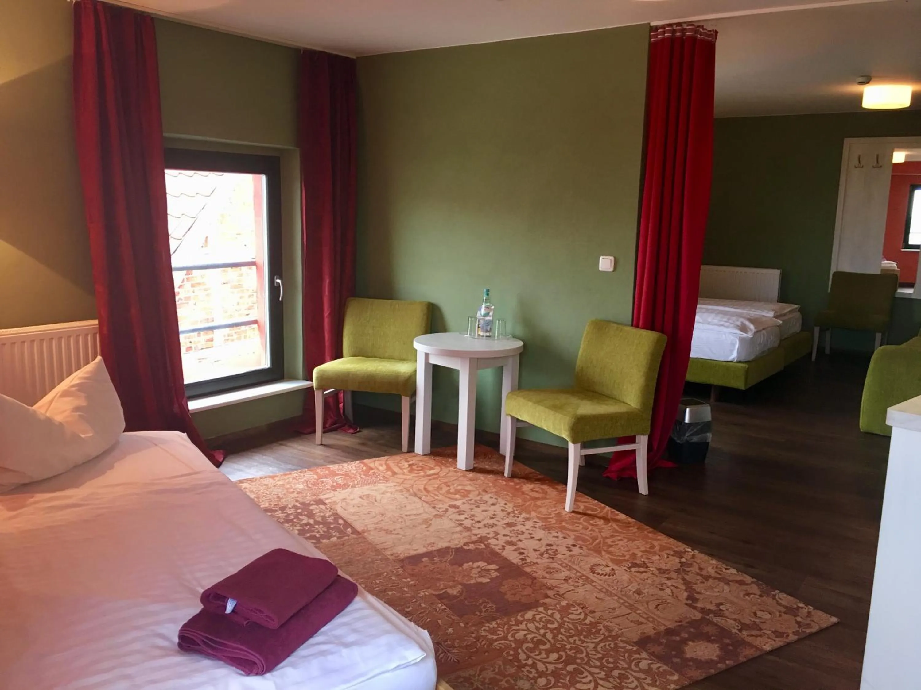 Photo of the whole room, Bed in Märchenhotel