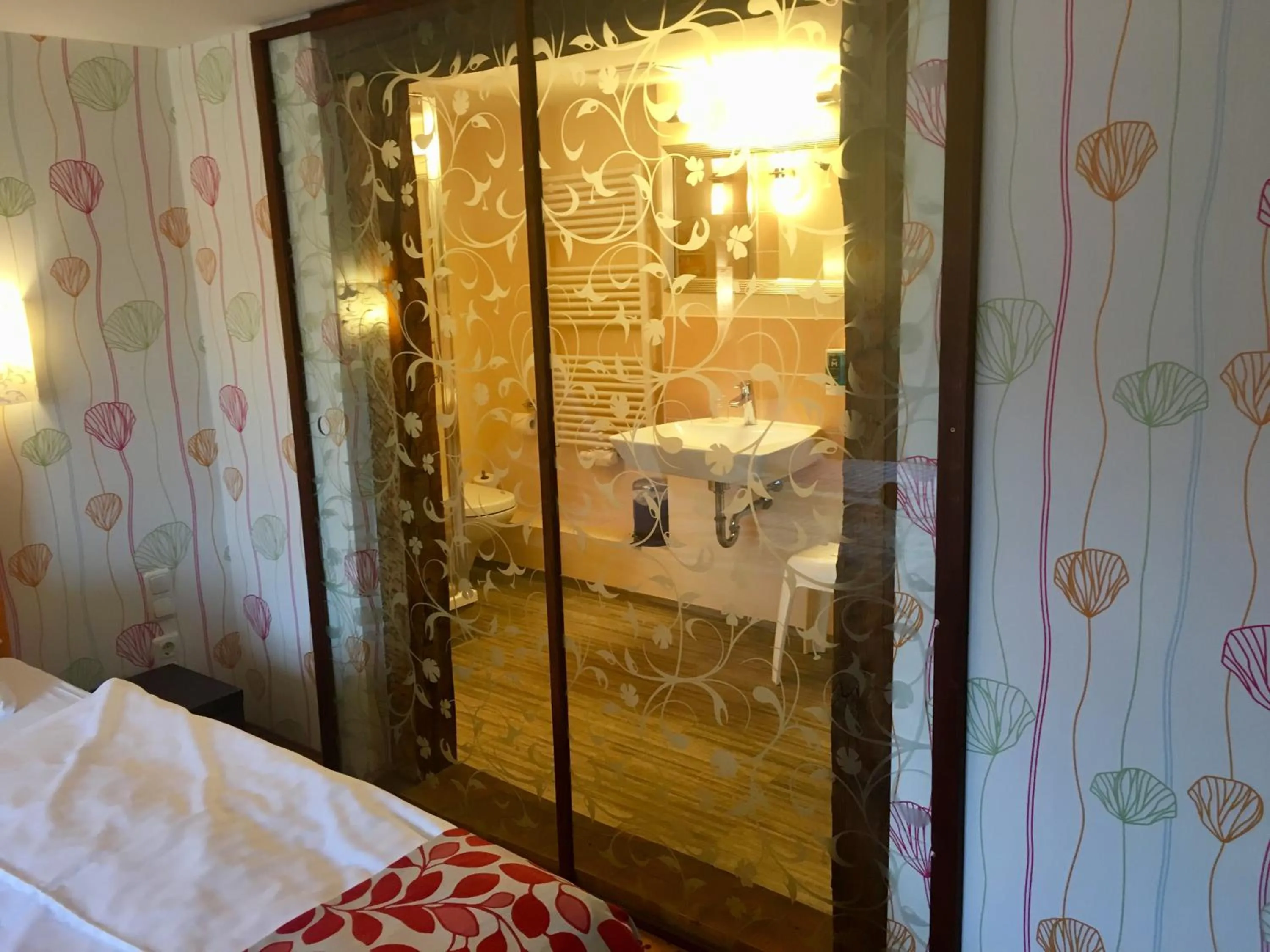 Photo of the whole room, Bed in Märchenhotel