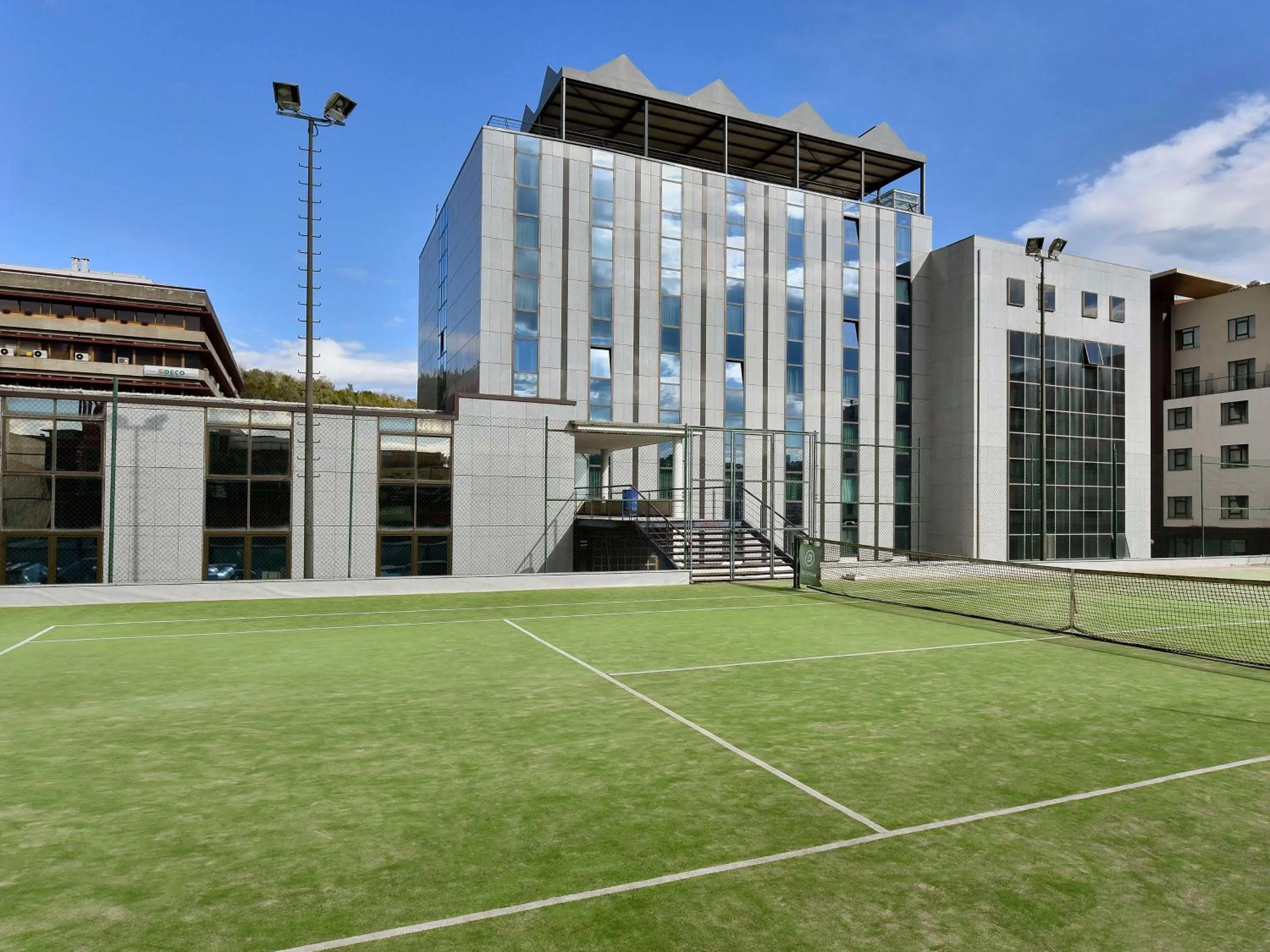 Tennis court in NH Coimbra Dona Ines