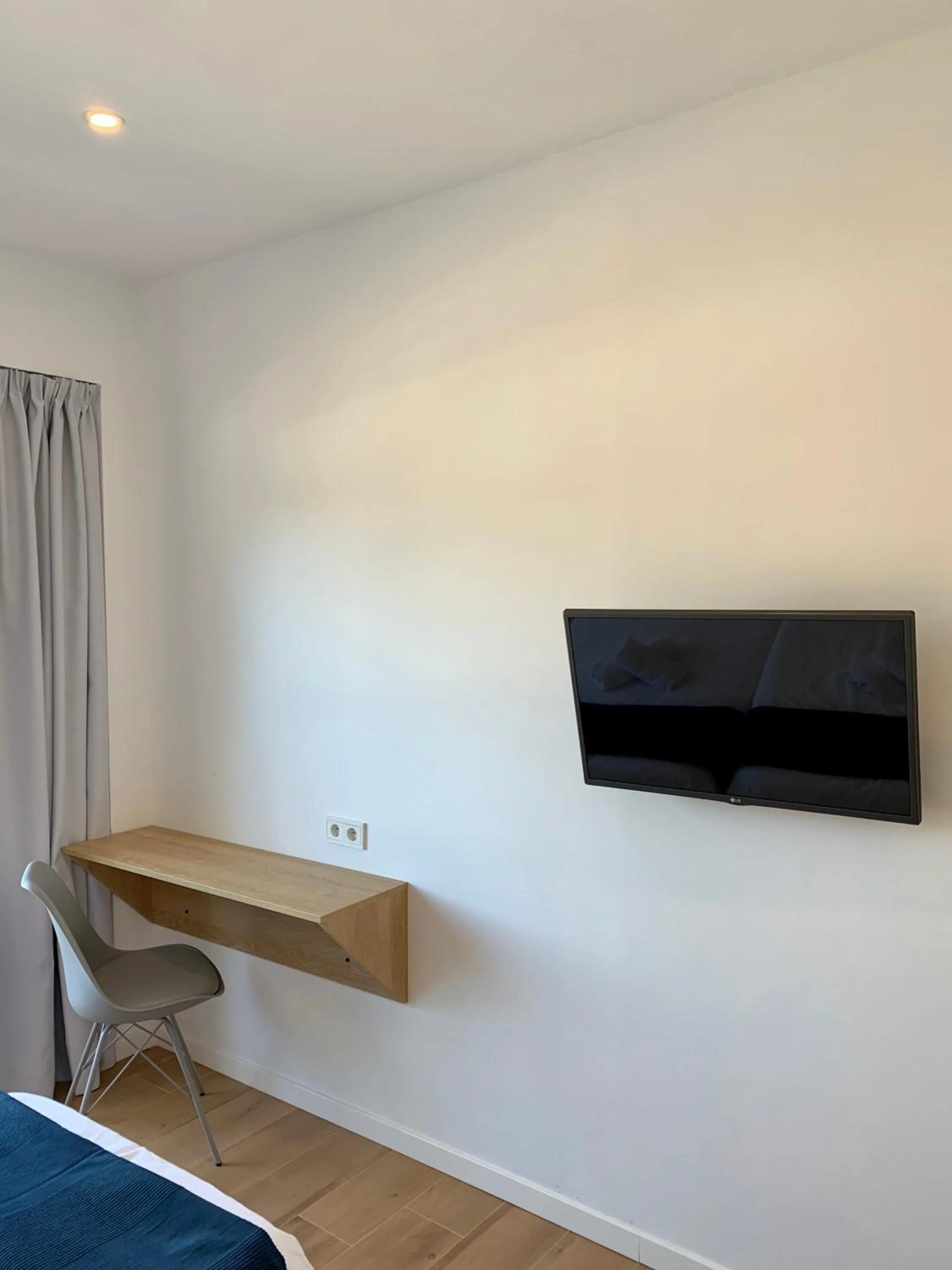 TV and multimedia in Hostal Alzina